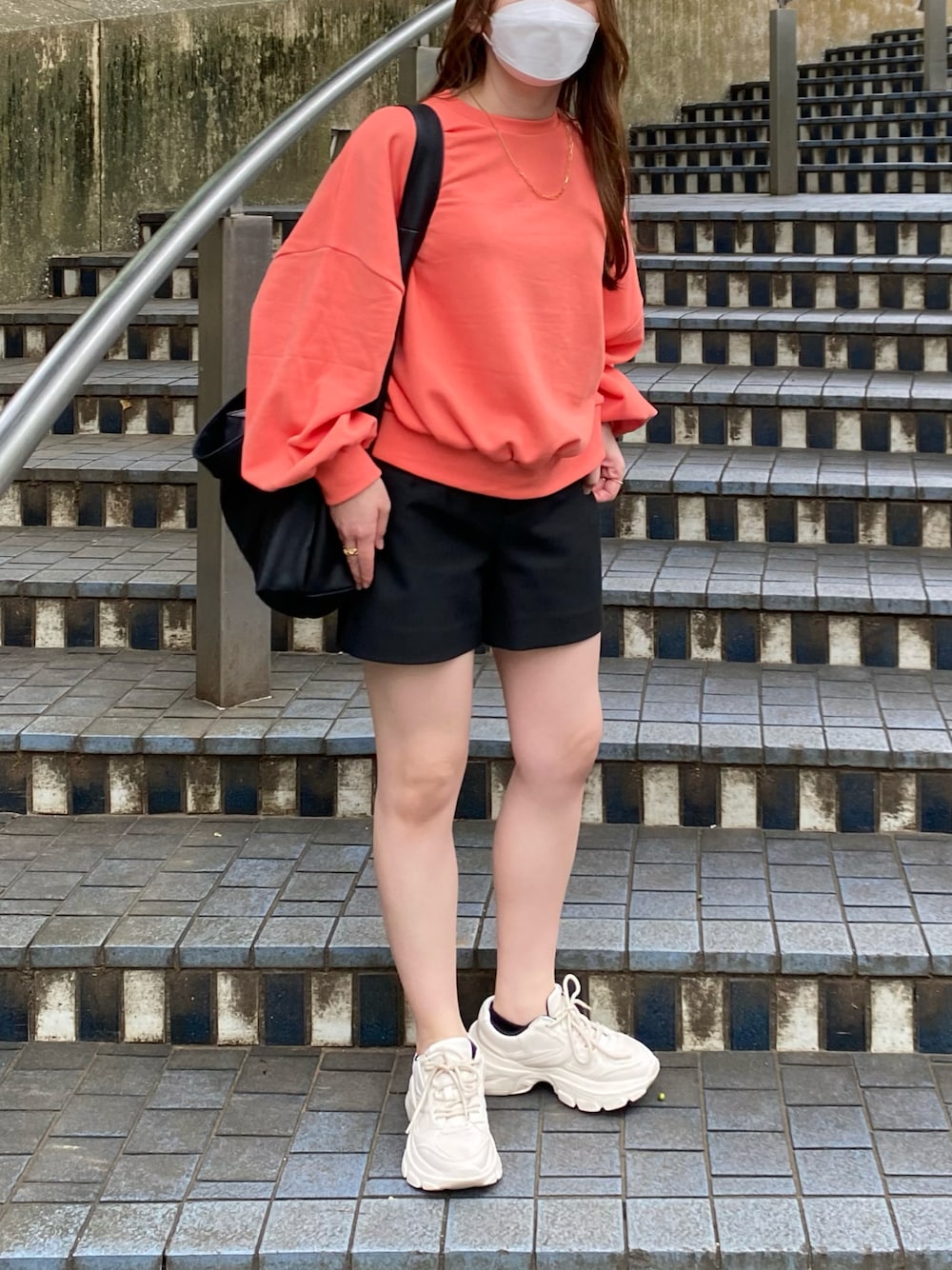 「大人カジュアル、シンプルコーデ、低身長コーデ、オレンジ、スウェット、ハーフパンツ、ストリート、プチプラ、スニーカー、UNIQLO、ビッグシルエット、韓国ファッション、ロンT、ビタミンカラー、トートバッグ」｜「nokchaのアイテム（スウェット、オレンジ系）」を使った、aiさん（レディース・153cm）の秋コーディネートの1枚目の写真