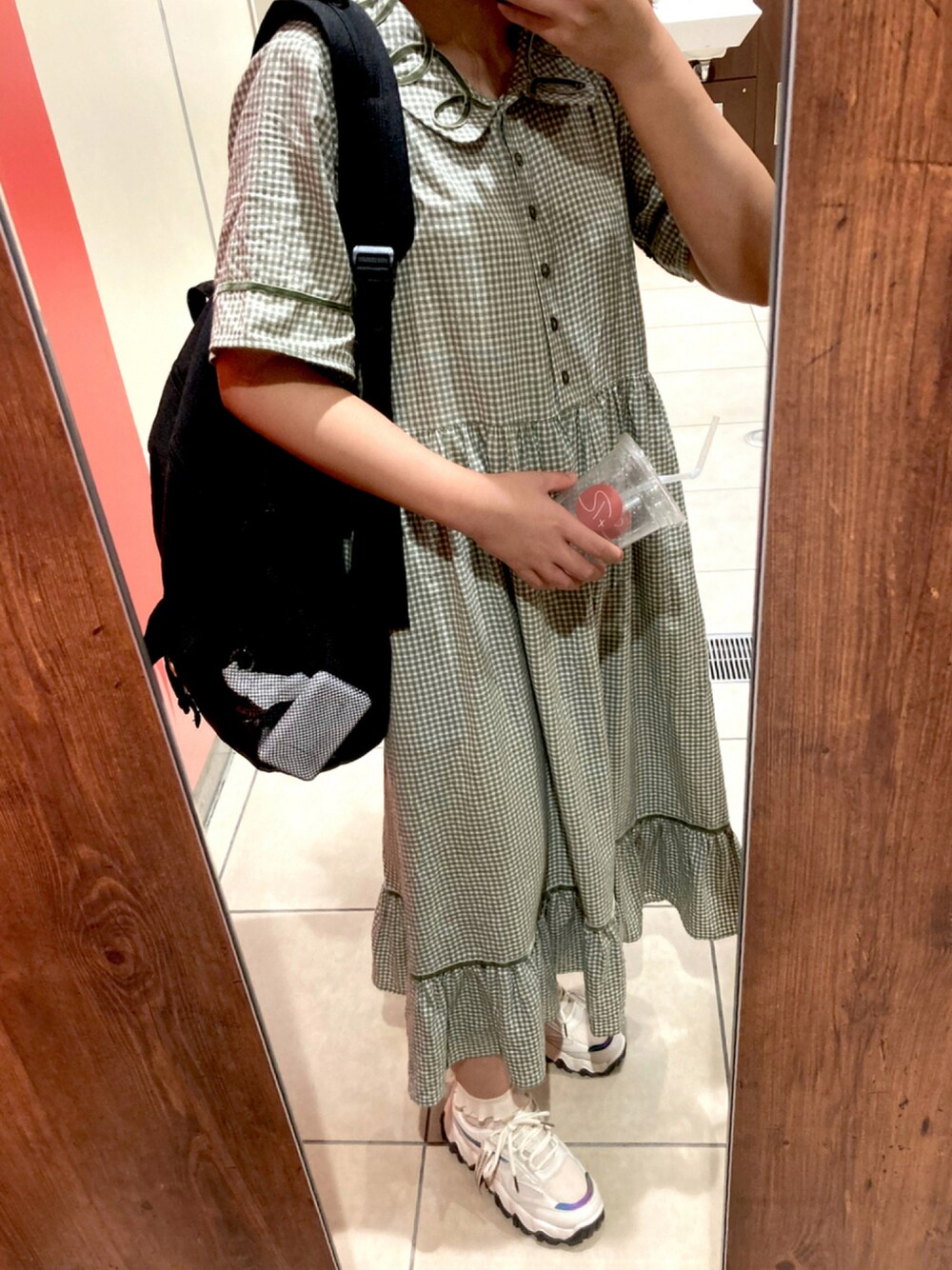 「メリージェニー、merry jenny、シャツワンピ、ガーリー、デートスタイル（WOMEN）、おしゃれさんと繋がりたい」｜「Shoes in Closetの厚底  凹凸ボリュームソール ダッドスニーカー《約6.5㎝ソール》09（スニーカー、ベージュ系）」を使った、mihoさん（レディース・151cm）の秋コーディネートの1枚目の写真