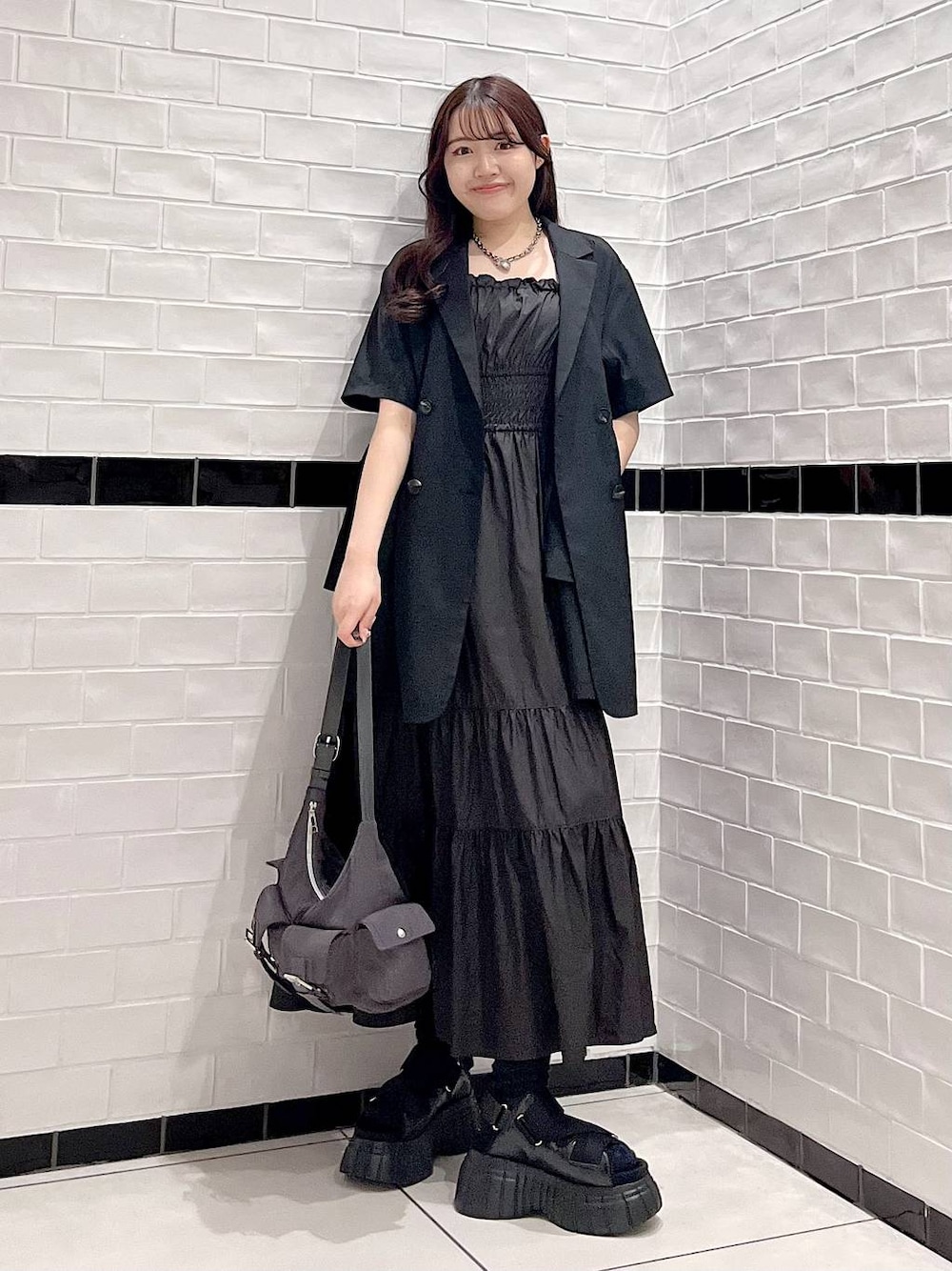 「着痩せ・細見え、きれいめ、高見え、デート/ロマンティック、夏コーデ、モテ、ベーシック/シンプル、カジュアル、PAGEBOY、骨格ストレート_PAGEBOY、ブルベ夏_PAGEBOY、キュート_PAGEBOY、ジャケット、ワンピース、キャミワンピース」｜「PAGEBOYのラインソールスポサン（スニーカー、ブラック系）」を使った、Rukaさん（レディース・160cm）の夏コーディネートの1枚目の写真