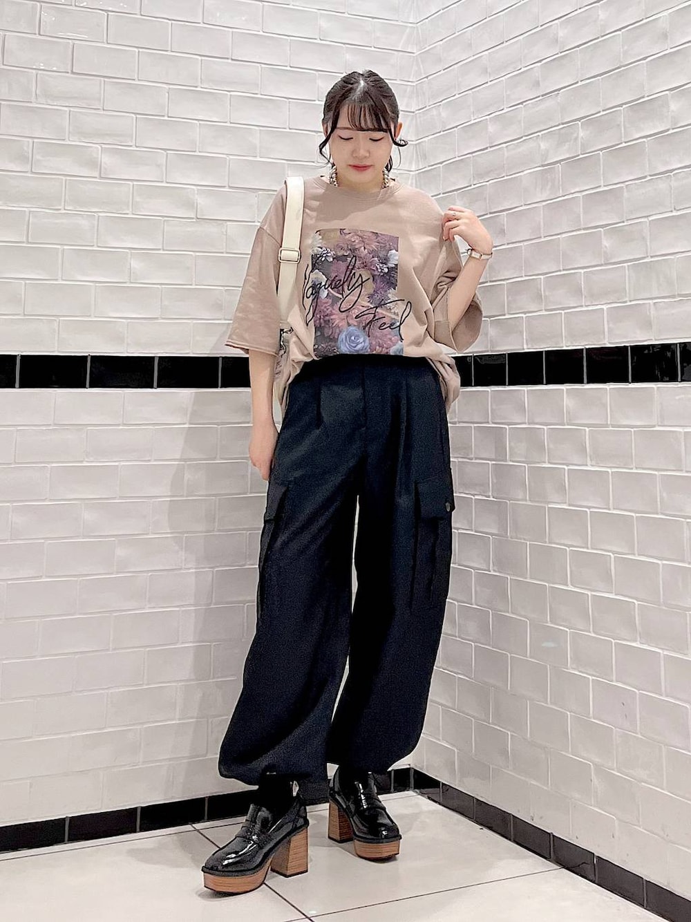 ブラウン系のTシャツ/カットソー、ブラック系のカーゴパンツ、ブラック系のローファーを着用したレディースの秋コーディネートの1枚目の写真