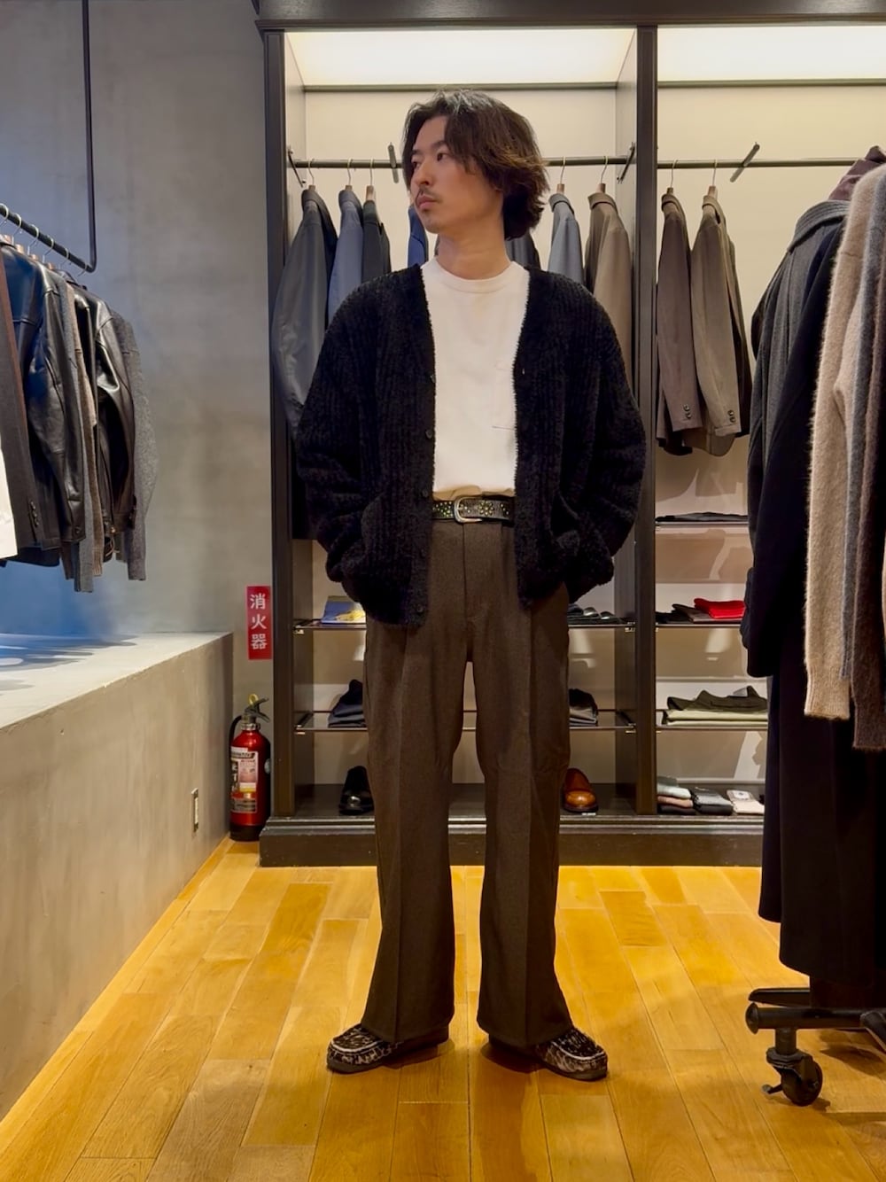 ブラック系のニット/セーター、ブラウン系のその他パンツを着用したメンズの秋コーディネートの1枚目の写真