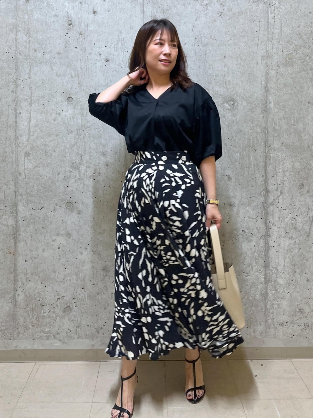 「西宮阪急、153cm、ブラック、ハンドバッグ、ワンハンドル、カットソー、Vネック、五分袖、スカート、フレア、フレアスカート、サンダル、ヒール、ROPÉ、24SS夏の新作」｜「ROPE'の【雑誌掲載】Ariel Sandal（アリエル サンダル）（サンダル、ブラック系）」を使った、HARUさん（レディース・153cm）の春コーディネートの1枚目の写真