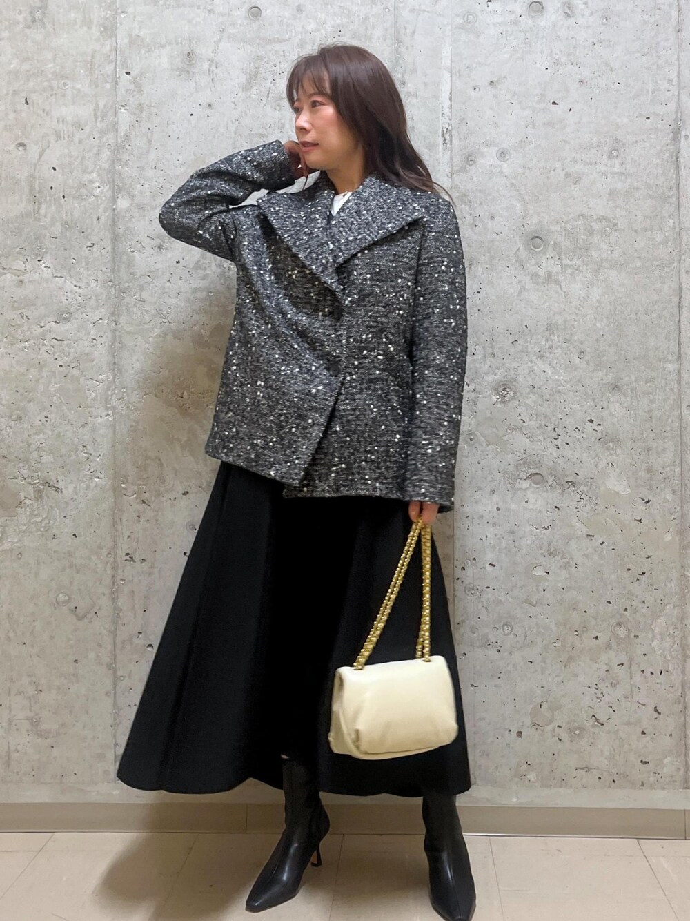 「西宮阪急、153cm、ツイード、ホワイト、ショルダーバッグ、チェーンバッグ、ショートブーツ、ROPÉ、ワンピース、シャツ・ブラウス、ジャンパースカート、きれいめカジュアル、低身長、骨格ウェーブ、イエベ」｜「ROPE'の【雑誌掲載】【一部WEB限定】ナロースクエアトゥストレッチヒールショートブーツ（ブーツ、ブラック系）」を使った、HARUさん（レディース・153cm）の秋コーディネートの1枚目の写真
