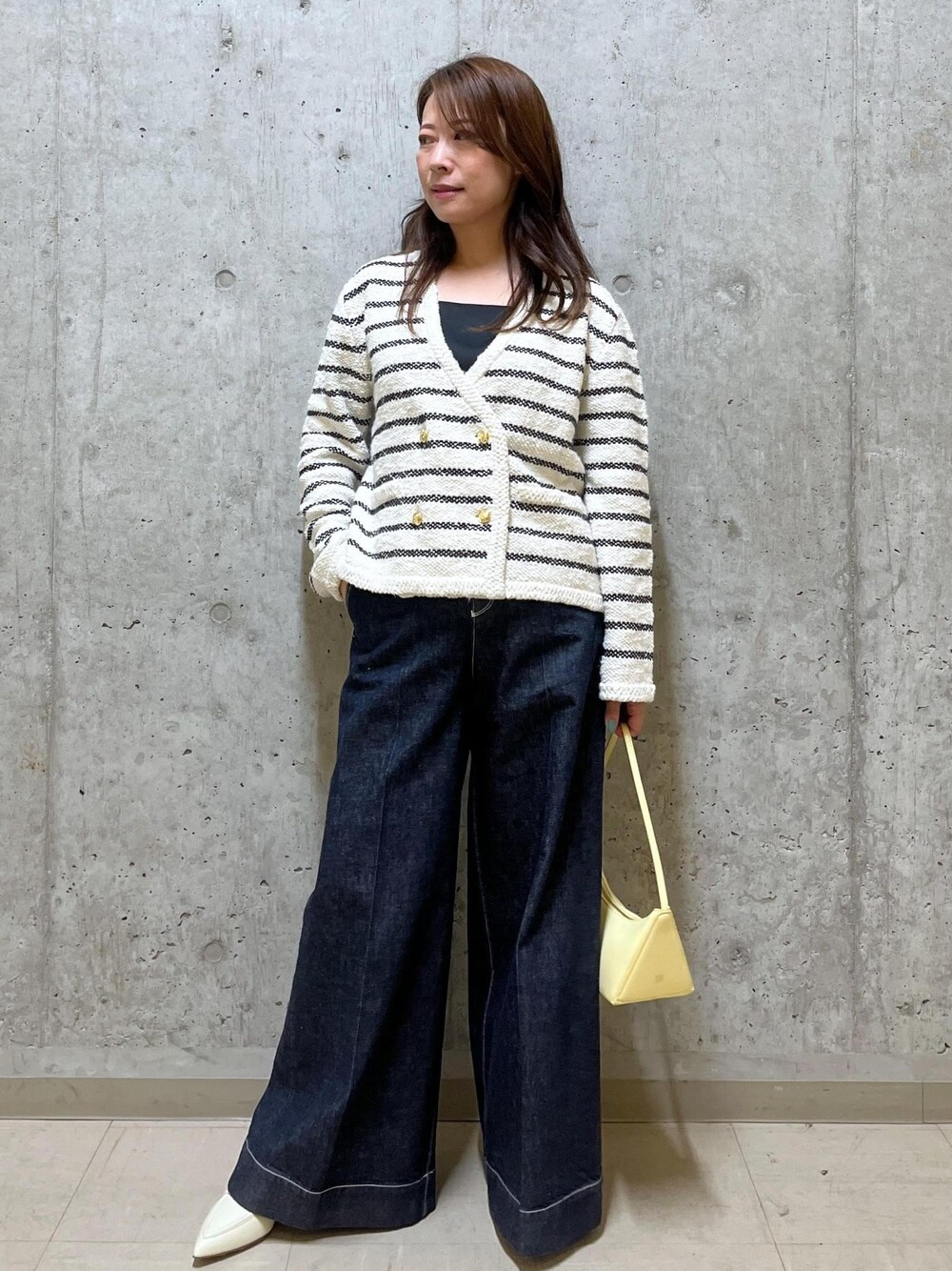 「西宮阪急、153cm、ボーダー、ニット、長袖、Vネック、カーディガン、パンツ、ブルー、デニム、ネイビー、ワイド、インディゴブルー、24SS春の新作、イエベ」｜「ROPE'の【雑誌掲載】Ariana Bag （アリアナ バッグ）（ハンドバッグ、ベージュ系）」を使った、HARUさん（レディース・153cm）の春コーディネートの1枚目の写真