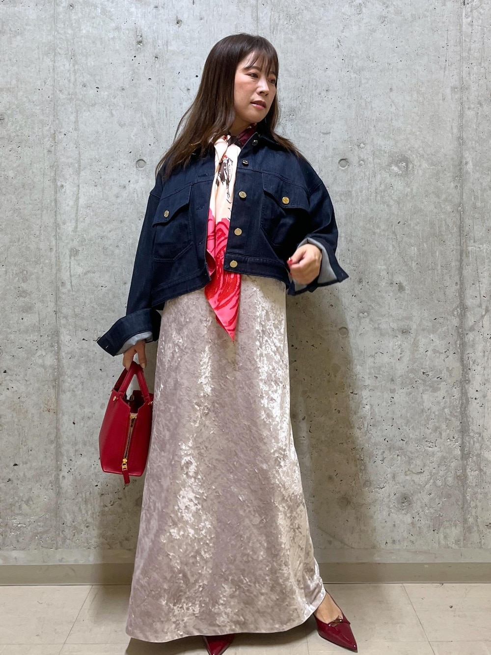 「ベロア、西宮阪急、153㎝、デニム、ネイビー、インディゴブルー、ベージュ、ロング、レッド、ローヒール、秋コーデ、ROPÉ、ウェーブ、イエベ秋、混合」｜「ROPE'のコットンシルク丸胴フライスカップ付き半袖カットソー（Tシャツ/カットソー、ホワイト系）」を使った、HARUさん（レディース・153cm）の秋コーディネートの1枚目の写真