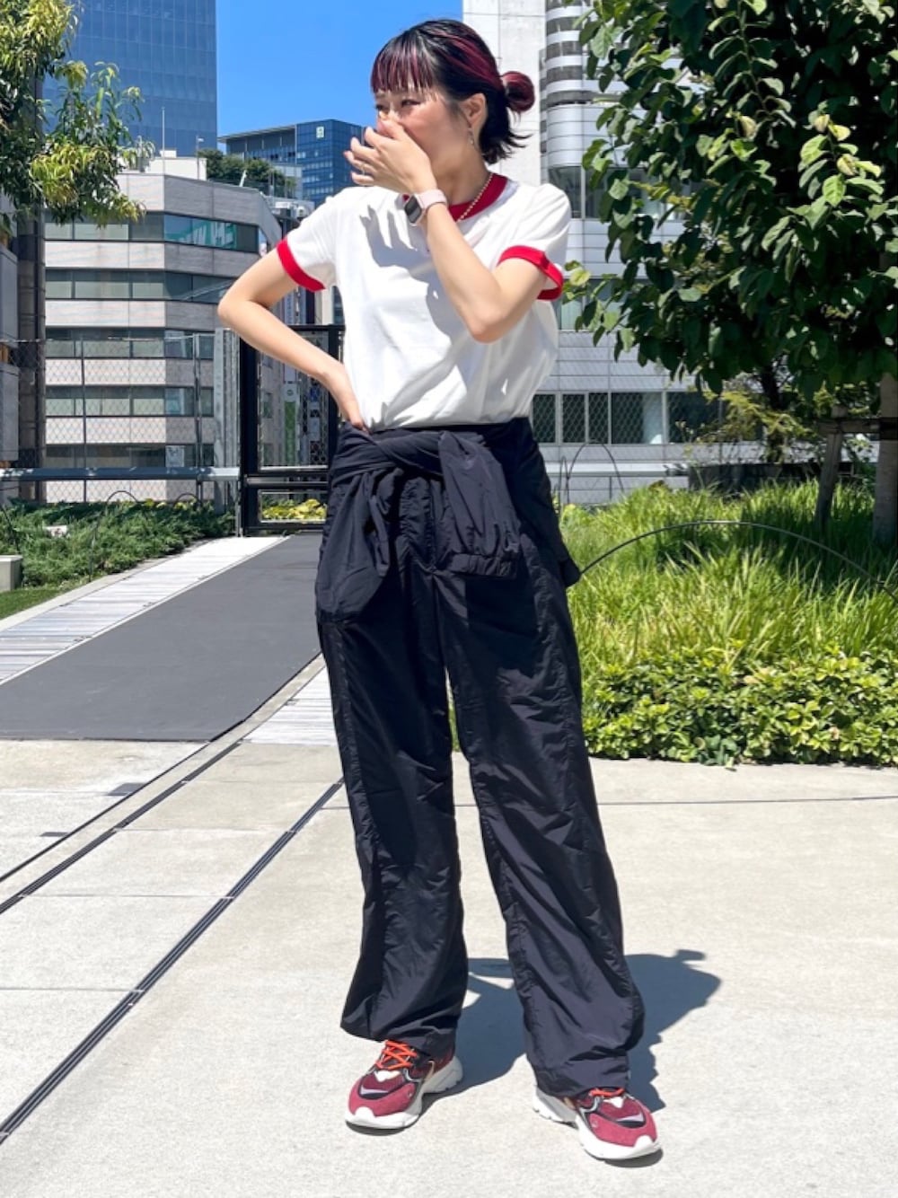 ホワイト系のTシャツ/カットソー、ブルー系のナイロンジャケット、ブルー系のその他パンツを着用したレディースの冬コーディネートの1枚目の写真