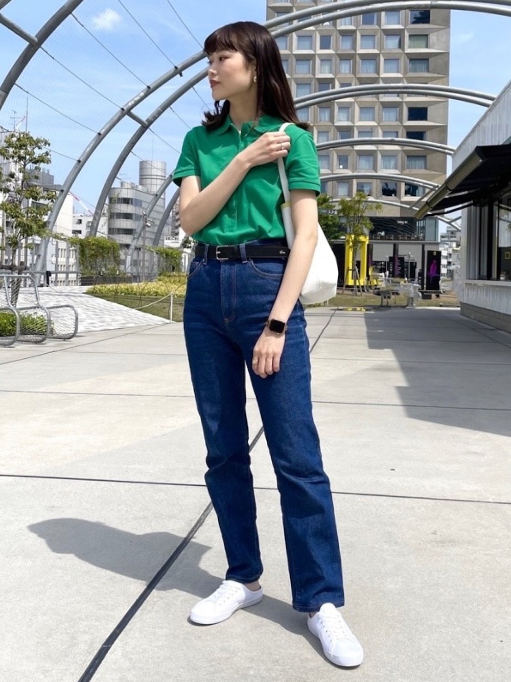 「ラコステ渋谷店、LACOSTE、LACOSTEL!VE、ポロシャツ、母の日、グリーン、デニム、白スニーカー、キャンバススニーカー、大人カジュアル、トートバッグ、春コーデ、夏コーデ」｜「LACOSTE L!VEのラコステライブ 6つボタンストレッチポロシャツ（ポロシャツ、グリーン系）」を使った、emiさん（レディース・162cm）の春コーディネートの1枚目の写真