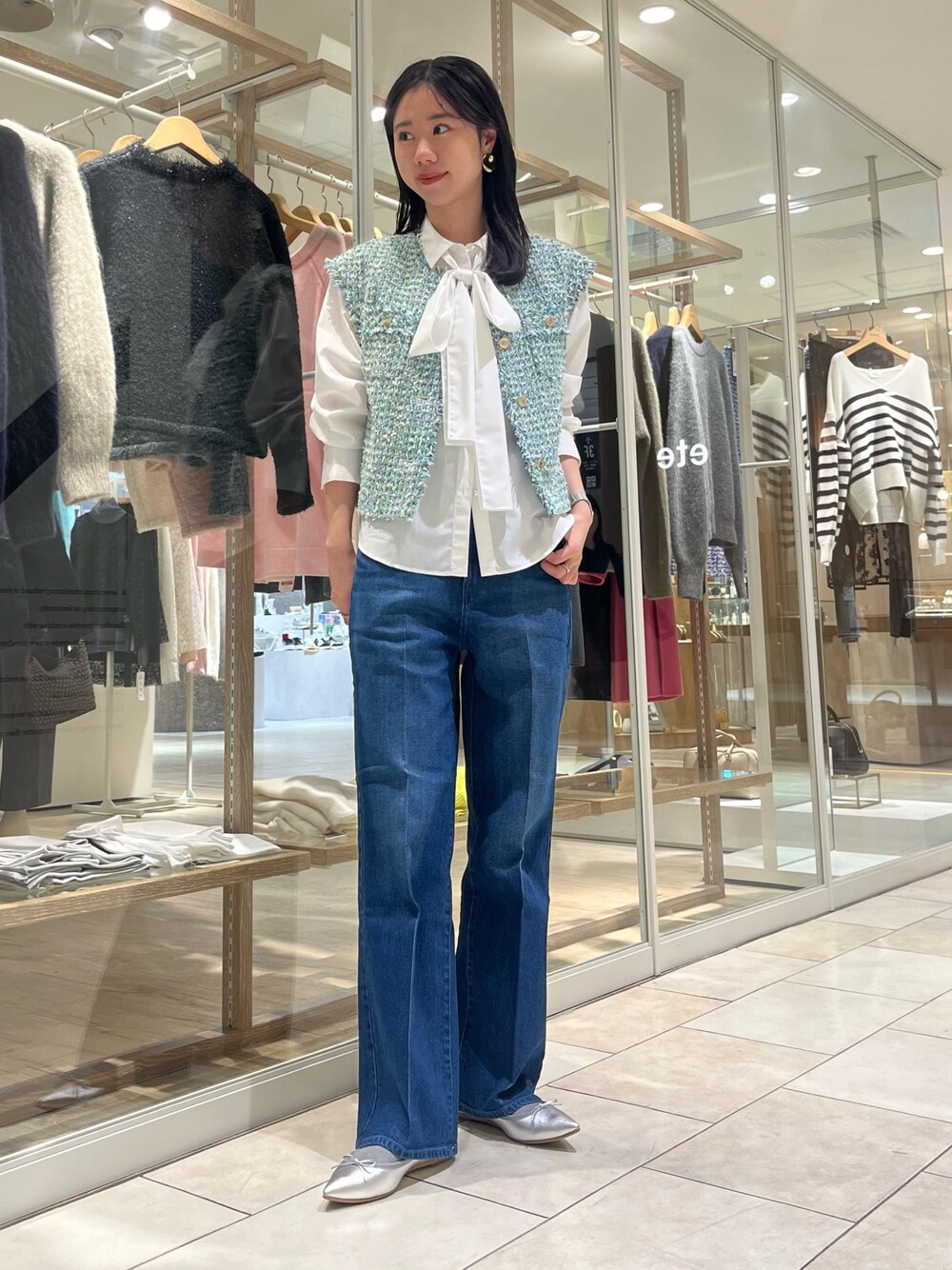 「冬コーデ、パンツスタイル、ツイード、ジレ、オトナカジュアル、きれいめカジュアル、オトナ女子、大人女子、パンツコーデ、デニム、ボウタイブラウス、レイヤードスタイル、高身長女子、高身長コーデ、セットアップ」｜「NOLLEY’Sの《セットアップ対応》カラーツイードショートジレ（ベスト、グリーン系）」を使った、RINAさん（レディース・169cm）の冬コーディネートの1枚目の写真
