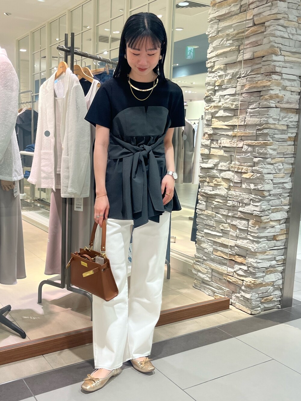 「大人、大人カジュアル、大人コーデ、大人女子、オトナカジュアル、オトナカワイイ、オトナ女子、きれいめカジュアル、キレイめ、きれいめ、キレイめカジュアル、ノーリーズ、ノーリーズソフィー」｜「NOLLEY’Sの【追加】◇【WEB先行販売】ビスチェ風コンビTシャツ（Tシャツ/カットソー、グレー系）」を使った、RINAさん（レディース・169cm）の春コーディネートの1枚目の写真