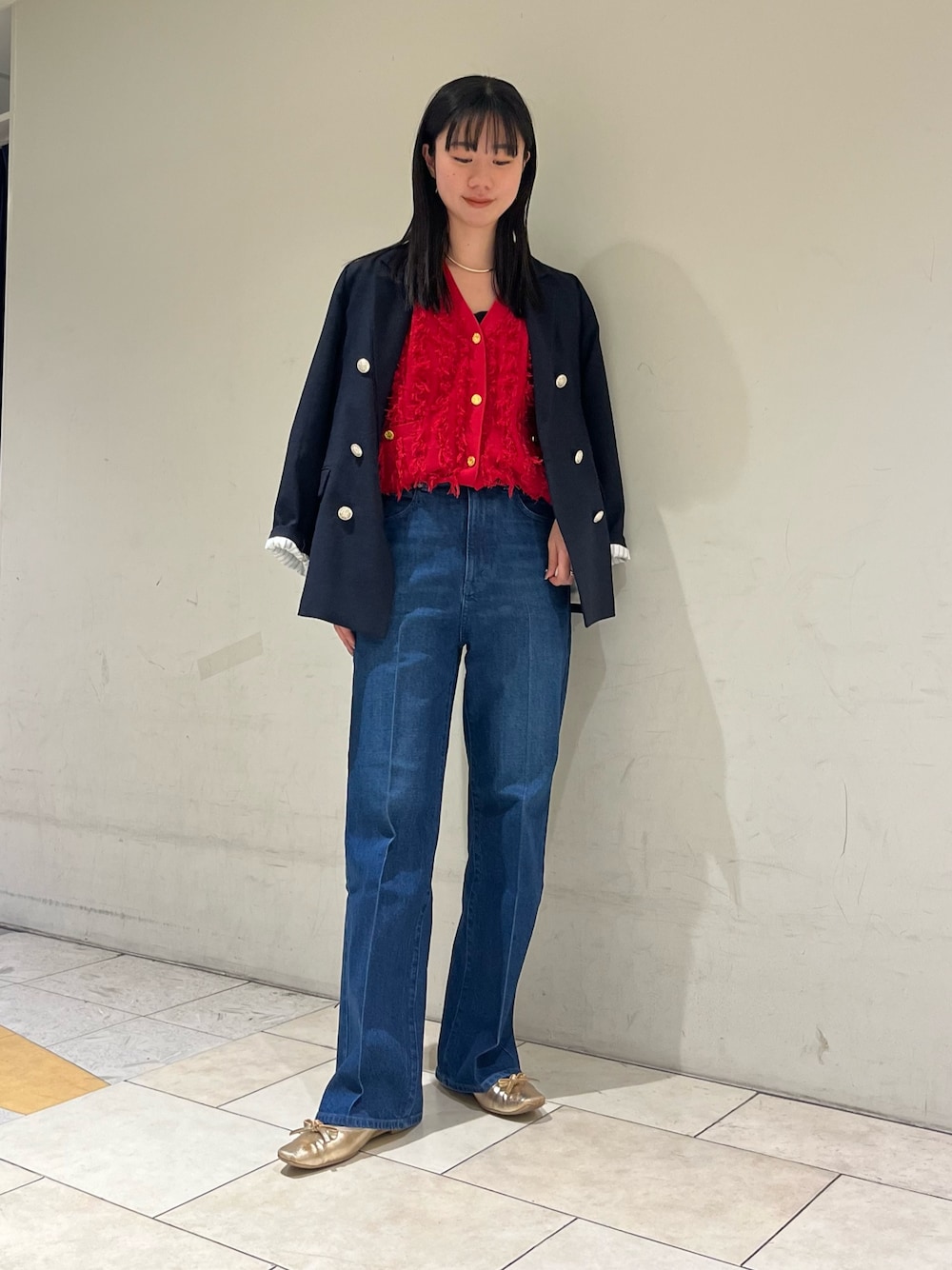 「パンツスタイル、休日スタイル、春服、オトナカジュアル、オトナ女子、きれいめカジュアル、キレイめ、ジャケット、紺ブレ、デニム、デニムパンツ、ノーリーズ、高身長女子、高身長コーデ」｜「NOLLEY’Sのブッチャーダブルジャケット（テーラードジャケット、ブルー系）」を使った、RINAさん（レディース・169cm）の冬コーディネートの1枚目の写真
