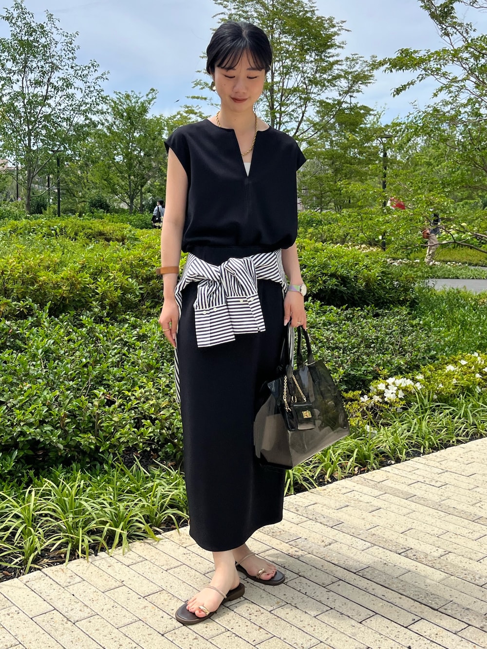 「大人カジュアル、大人コーデ、大人女子、きれいめカジュアル、キレイめ、夏、夏コーデ、ノーリーズ、ノーリーズソフィー、カジュアル、カジュアルコーデ、モノトーン、モノトーンコーデ、シャツスタイル」｜「NOLLEY’S Sophiの《セットアップ対応》マルチファンクションキーネックプルオーバーカットソー（Tシャツ/カットソー、ブラック系）」を使った、RINAさん（レディース・169cm）の夏コーディネートの1枚目の写真