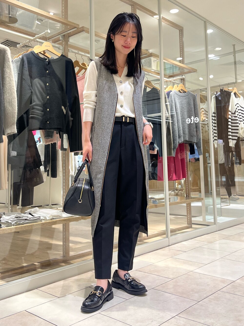 「オトナカジュアル、きれいめコーデ、きれいめカジュアル、キレイめ、カジュアルコーデ、ジレ、冬コーデ、オトナ女子、オトナカワイイ、パンツスタイル、モノトーン、モノトーンコーデ、着回しコーデ、おでかけコーデ、高身長女子」｜「NOLLEY’Sの【grace grace/グラスグラス】コンビチェーンネックレス(Big)（ネックレス、ゴールド系）」を使った、RINAさん（レディース・169cm）の冬コーディネートの1枚目の写真