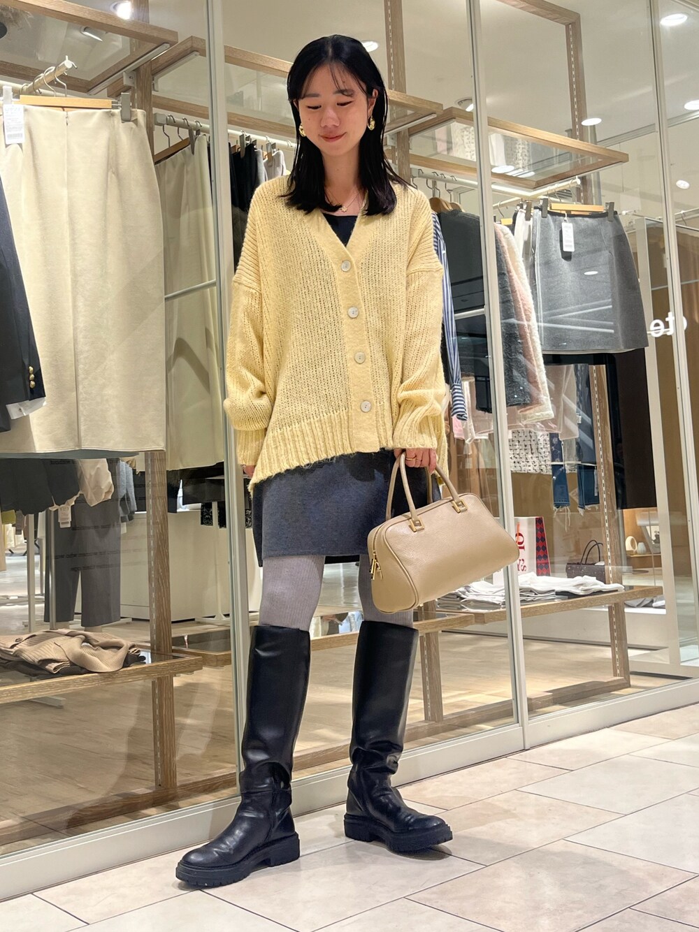 「冬コーデ、おでかけコーデ、オトナカジュアル、大人女子、ラフコーデ、着回しコーデ、カラーコーデ、イエロー、ノーリーズ、高身長女子、高身長コーデ、ミニスカート、カーディガン、カジュアルコーデ、大人カジュアル」｜「NOLLEY’Sのボストンバッグ（ショルダーバッグ、ベージュ系）」を使った、RINAさん（レディース・169cm）の冬コーディネートの1枚目の写真