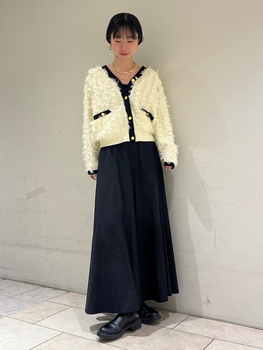 「オトナカジュアル、オトナ女子、オトナカワイイ、カジュアルコーデ、カジュアル、モノトーン、バイカラー、カーディガン、ママファッション、春コーデ、ノーリーズ、高身長女子、高身長コーデ、チョーカー、着回しコーデ」｜「NOLLEY’Sの【追加】《オールシーズン対応》ウォッシャブルヴィンテージタフタマチ入りマキシスカート（スカート、ブラック系）」を使った、RINAさん（レディース・169cm）の冬コーディネートの1枚目の写真