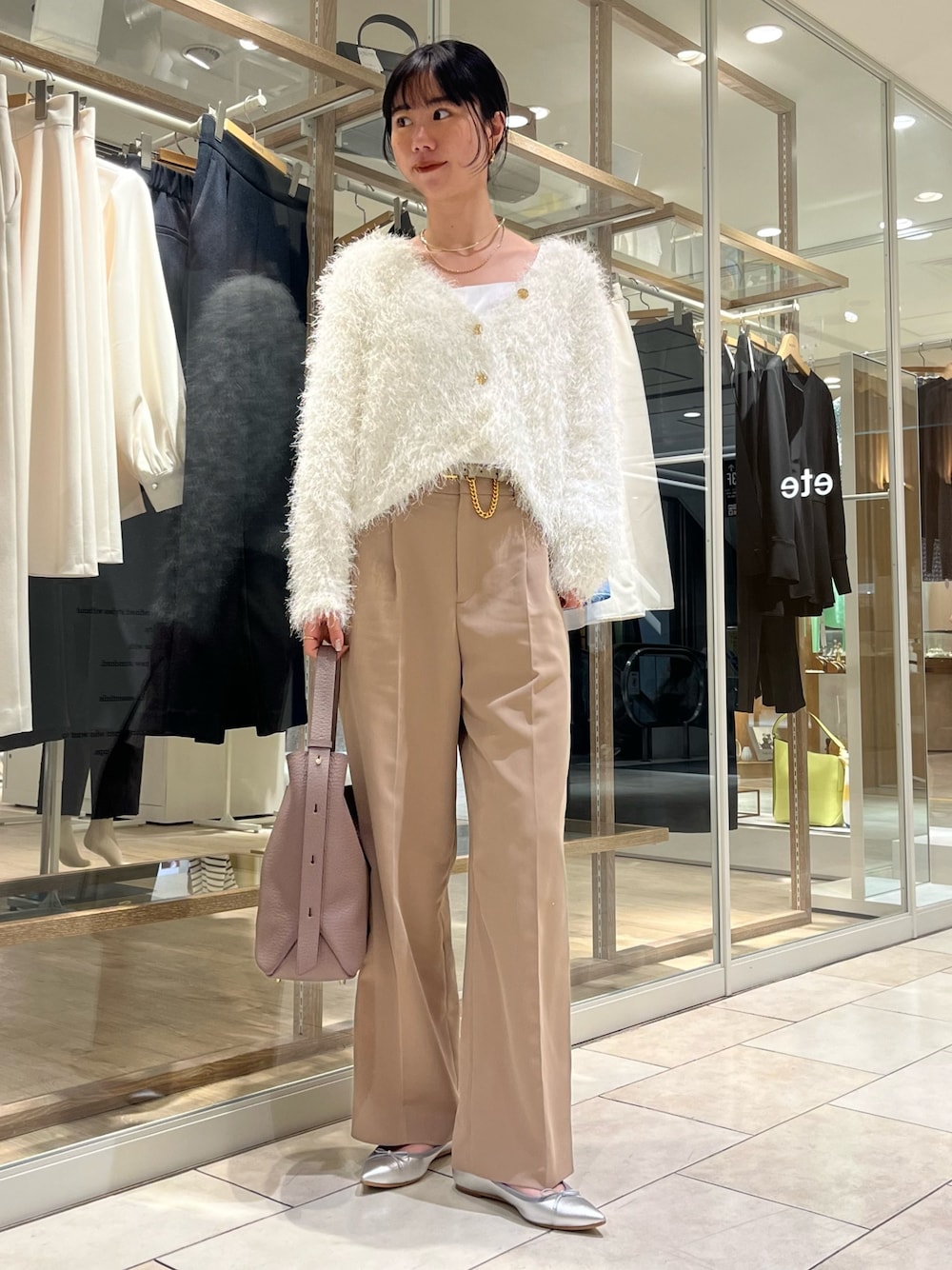 「カーディガン、ラメ、春コーデ、ワイドパンツ、パンツスタイル、ホワイト、ホワイトコーデ、きれいめカジュアル、大人ガーリー、キレイめ、カジュアル、大人カジュアル、大人コーデ、ノーリーズ、高身長女子」｜「NOLLEY’Sの【grace grace/グラスグラス】ペスカフックロープチェーンネックレス（ネックレス、ゴールド系）」を使った、RINAさん（レディース・169cm）の冬コーディネートの1枚目の写真