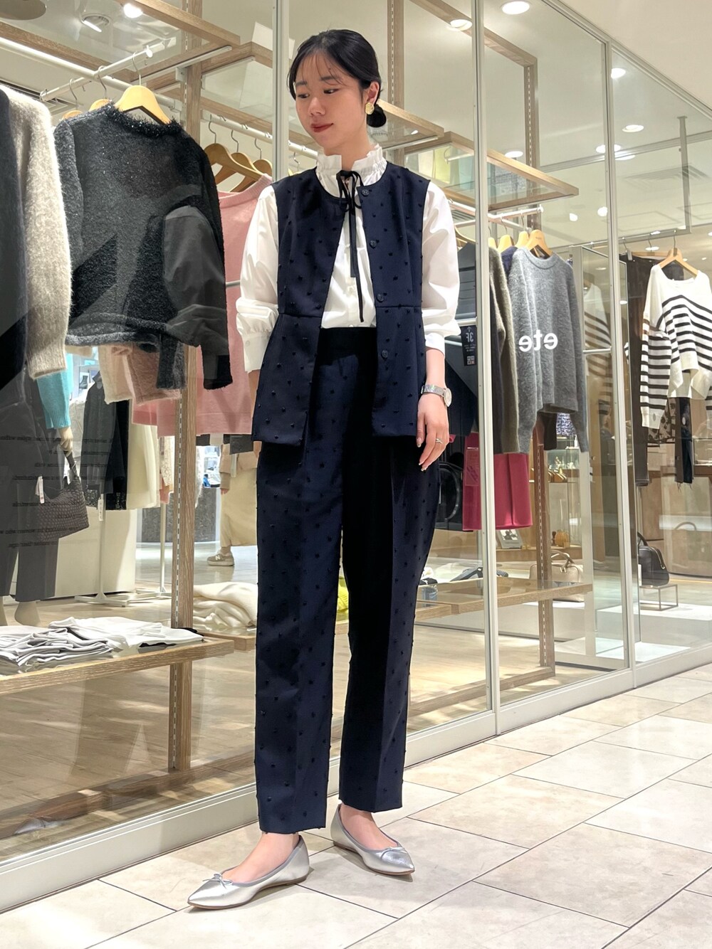 「オケージョン、セレモニー、大人女子、大人コーデ、キレイめ、きれいめコーディネート、セットアップ、ドット、パンツスタイル、パンツコーデ、ジレ、ベスト、ノーリーズ、高身長女子、高身長コーデ」｜「NOLLEY’Sの《セットアップ対応》ウォッシャブルドットツッキリペプラムジレ（ベスト、ブラック系）」を使った、RINAさん（レディース・169cm）の冬コーディネートの1枚目の写真
