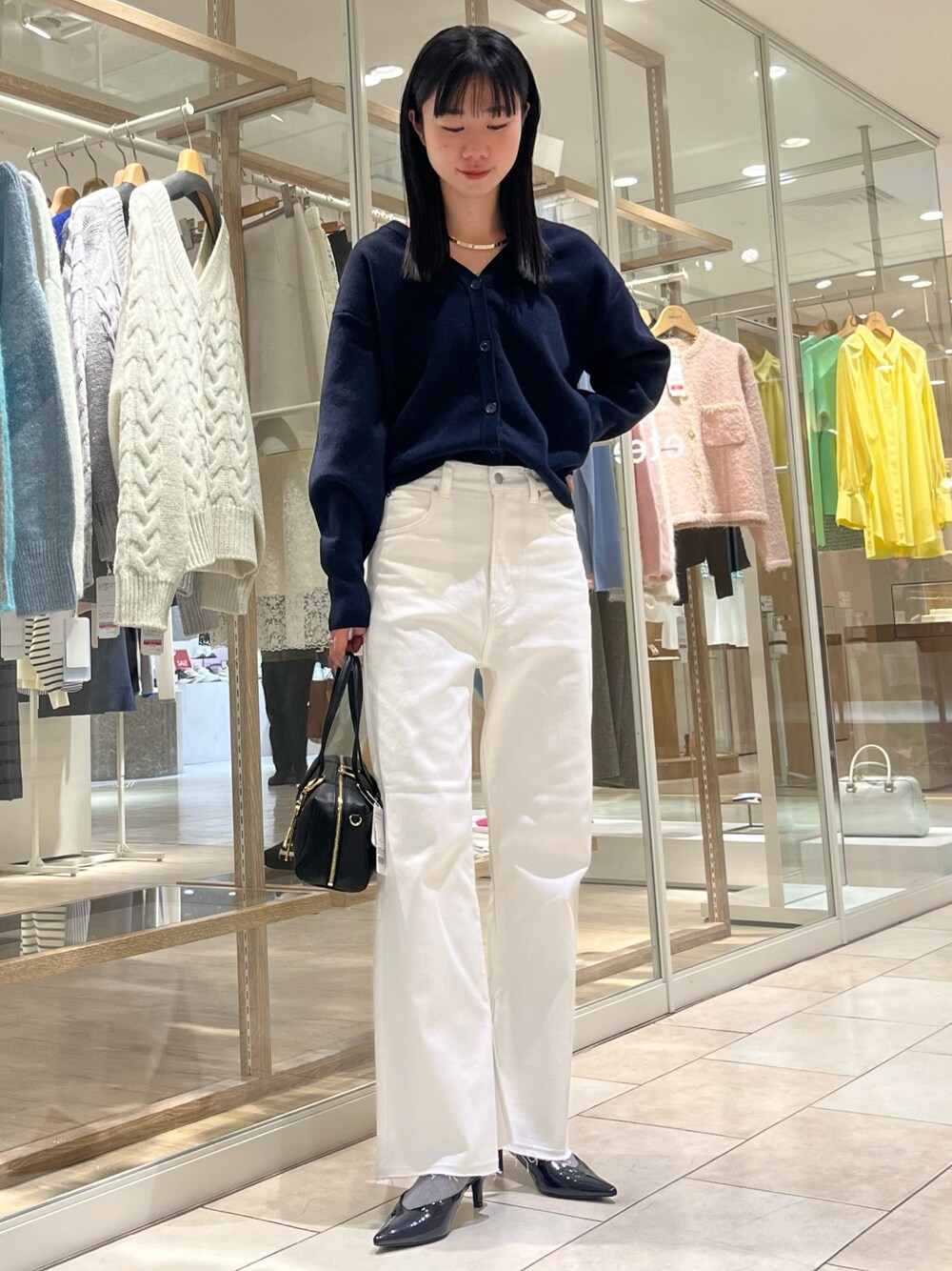 「大人コーデ、休日スタイル、オトナ女子、パンツコーデ、ニットコーデ、高身長女子、大人カジュアル、大人女子、きれいめカジュアル、キレイめ、カーディガン、デニム、ノーリーズ、オトナカジュアル、オトナカワイイ」｜「NOLLEY’Sの【grace grace/グラスグラス】チェーンレイヤードチョーカー（チョーカー、ゴールド系）」を使った、RINAさん（レディース・169cm）の冬コーディネートの1枚目の写真
