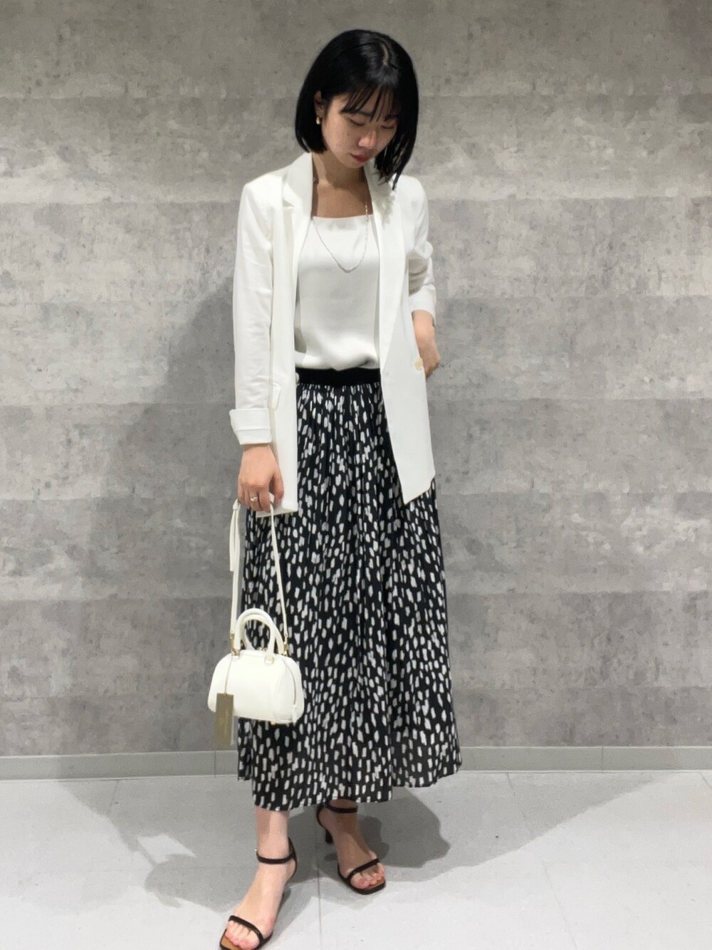 「大人カジュアル、春夏コーデ、今日のコーデ、休日スタイル、春服コーデ、キレイめ、大人かわいい、高身長女子、ホワイトコーデ、ママコーデ、オフィスカジュアル、黒髪、黒髪ボブ、167センチコーデ、キャミソール」｜「NOLLEY’Sのラメゴム割繊プリーツスカート（スカート、ブラック系）」を使った、RINAさん（レディース・167cm）の春コーディネートの1枚目の写真