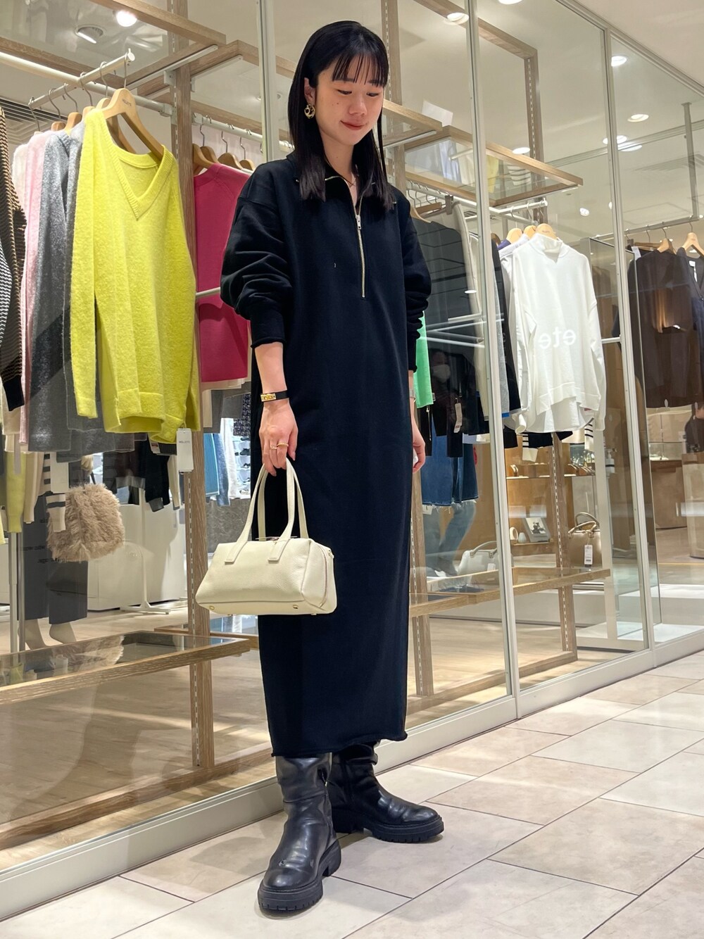 「ハーフジップ、カジュアルスタイル、ゆるコーデ、シンプル、ラクチンコーデ、高身長女子、シンプルスタイル、きれいめカジュアル、カジュアル、カジュアルコーデ、大人カジュアル、オトナカジュアル、ノーリーズ、セカンドノーリーズ、ワンピース」｜「NOLLEY’Sの【grace grace/グラスグラス】ペスカフックロープチェーンネックレス（ネックレス、ゴールド系）」を使った、RINAさん（レディース・169cm）の冬コーディネートの1枚目の写真