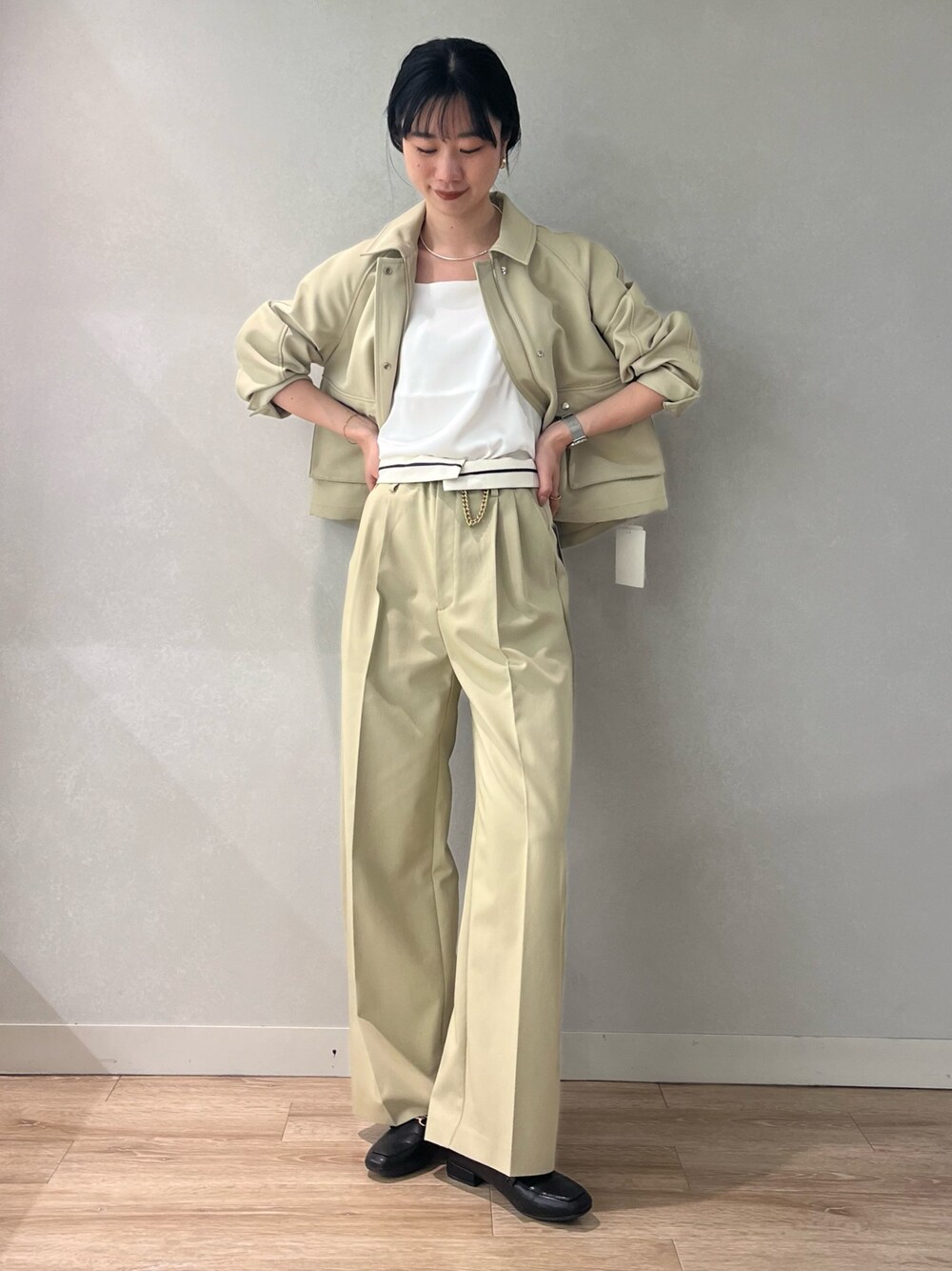 「大人カジュアル、大人コーデ、大人女子、きれいめカジュアル、折り返しパンツ、パンツスタイル、パンツコーデ、ベージュ、ブルゾン、春アウター、ノーリーズ、ノーリーズソフィー、高身長女子、高身長コーデ、ワントーンコーデ」｜「NOLLEY’S Sophiのウォッシャブル折り返しチノワイドパンツ（その他パンツ、ベージュ系）」を使った、RINAさん（レディース・169cm）の春コーディネートの1枚目の写真
