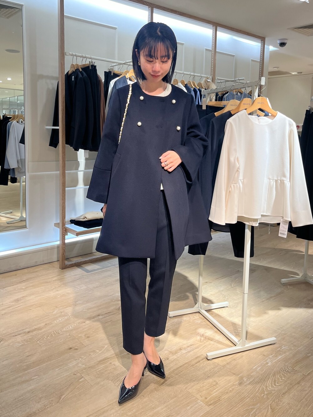 「セレモニー、オケージョン、ハレの日、セットアップ、入学式、卒業式、ママコーデ、キレイめ、大人コーデ、ネイビー、スーツスタイル、きれいめカジュアル、ノーリーズ、高身長女子、おでかけコーデ」｜「NOLLEY’Sのカシミヤ混ノーカラーチェンジ釦コート（その他アウター、ブルー系）」を使った、RINAさん（レディース・167cm）の冬コーディネートの1枚目の写真