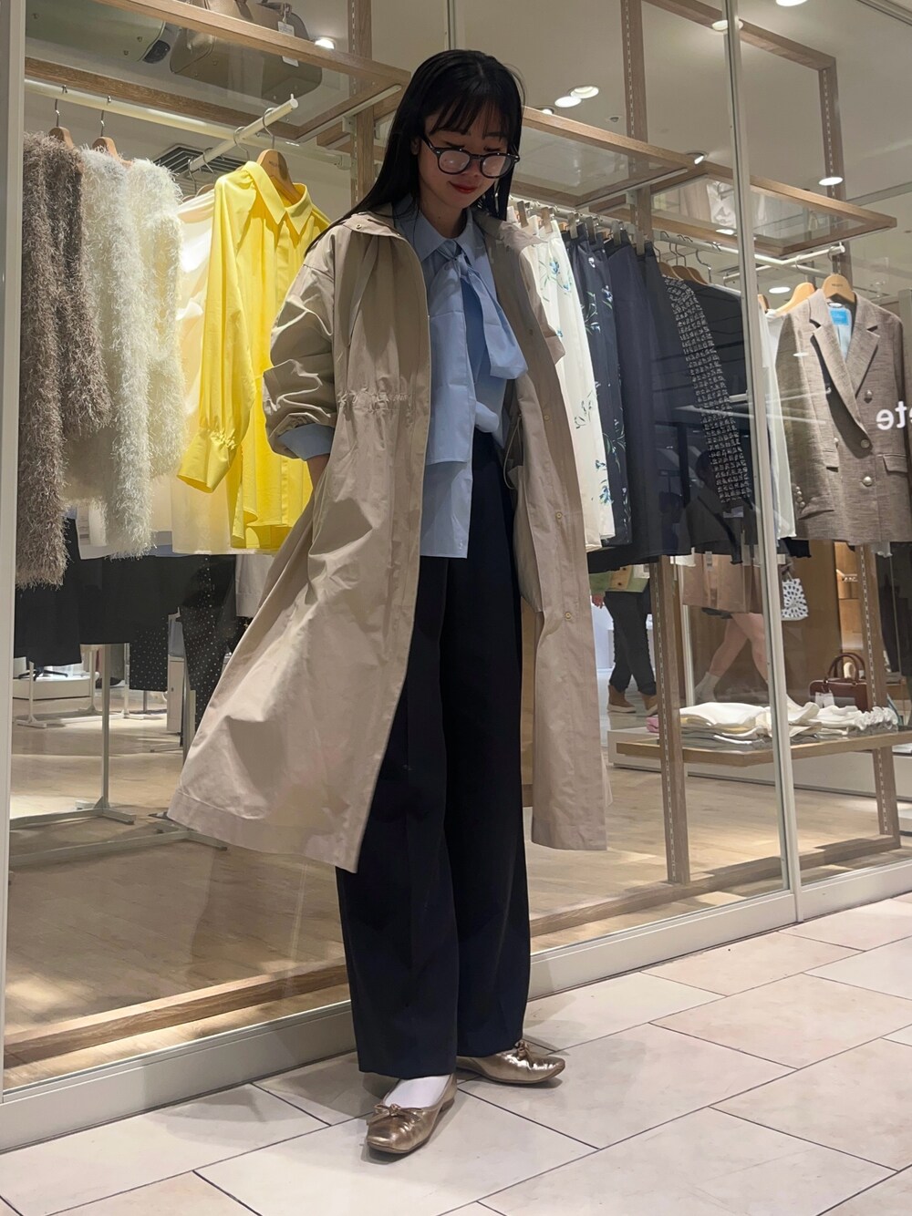 「春アウター、春コーデ、スプリングコート、ボウタイブラウス、オトナカジュアル、オトナ女子、大人カジュアル、大人コーデ、大人女子、きれいめカジュアル、キレイめ、カジュアルコーデ、カジュアル、ノーリーズ、高身長コーデ」｜「NOLLEY’Sのウォッシャブルクリスピーカルゼワイドパンツ（その他パンツ、ブラック系）」を使った、RINAさん（レディース・169cm）の冬コーディネートの1枚目の写真