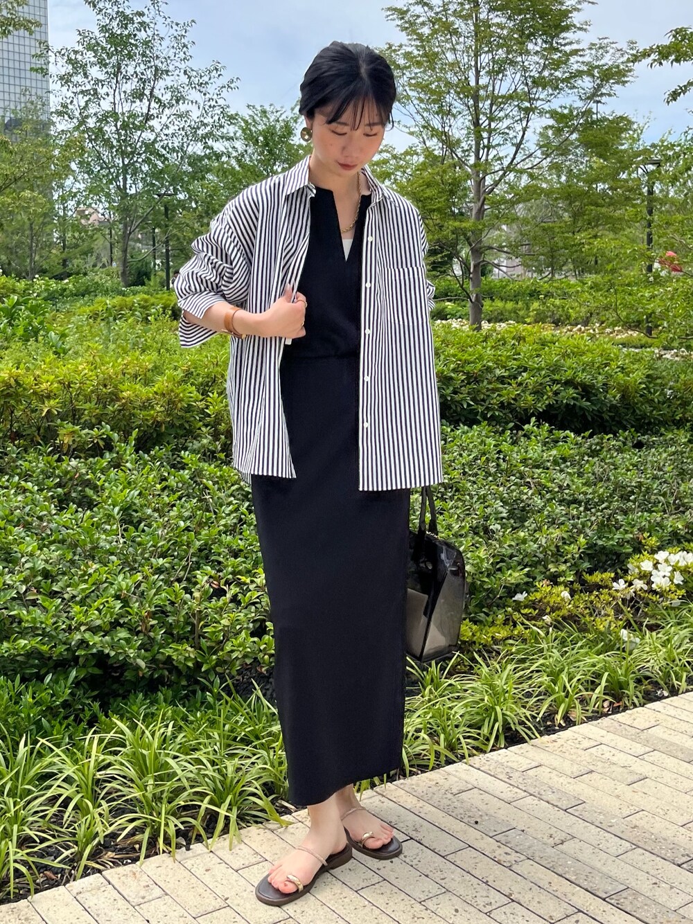 「ストライプシャツ、ストライプ、セットアップ、ノースリーブ、タイトスカート、ワントーン、大人カジュアル、大人コーデ、大人女子、きれいめカジュアル、キレイめ、ノーリーズ、ノーリーズソフィー、夏コーデ、シンプルスタイル」｜「NOLLEY’S Sophiのタンブラーストライプ3WAYシャツ（シャツ/ブラウス、ブルー系）」を使った、RINAさん（レディース・169cm）の夏コーディネートの1枚目の写真