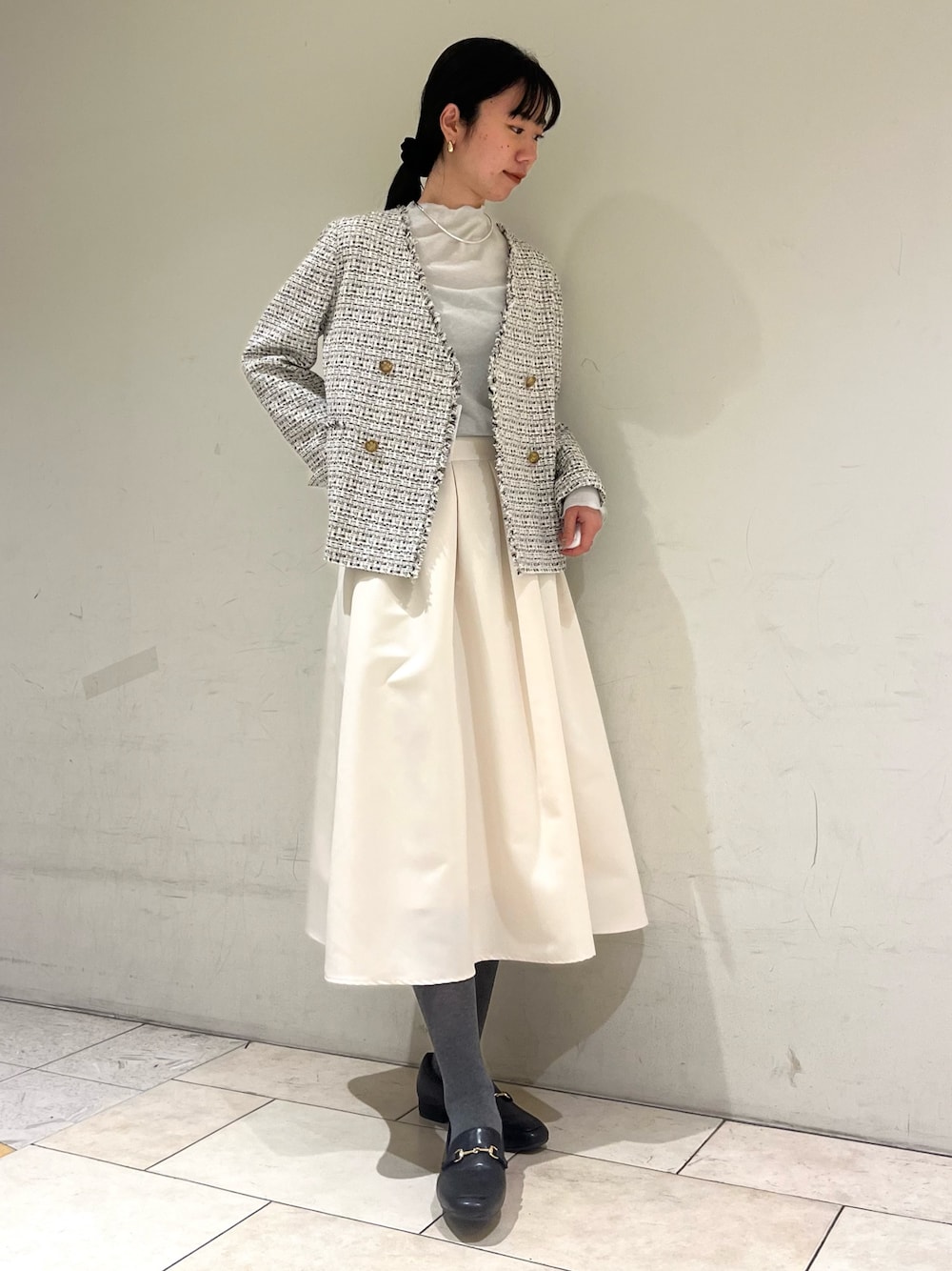 「キレイめ、キレイめコーデ、きれいめカジュアル、大人コーデ、大人女子、大人かわいい、セレモニー、セレモニーコーデ、入学式、ツイード、フレアスカート、スカート、ノーリーズ、高身長女子、高身長コーデ」｜「NOLLEY’Sのウォッシャブルタックフレアスカート（スカート、ホワイト系）」を使った、RINAさん（レディース・169cm）の冬コーディネートの1枚目の写真