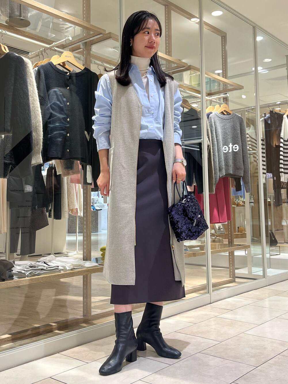 「淡色コーデ、カジュアルスタイル、おでかけコーデ、シャツスタイル、キレイめ、大人女子、お仕事コーデ、大人カジュアル、大人コーデ、きれいめカジュアル、高身長女子、高身長コーデ、レイヤードスタイル、タイトスカート、ブーツ」｜「NOLLEY’Sの《手洗い可能》エタニティハイネックプルオーバーニット（ニット/セーター、ホワイト系）」を使った、RINAさん（レディース・169cm）の冬コーディネートの1枚目の写真
