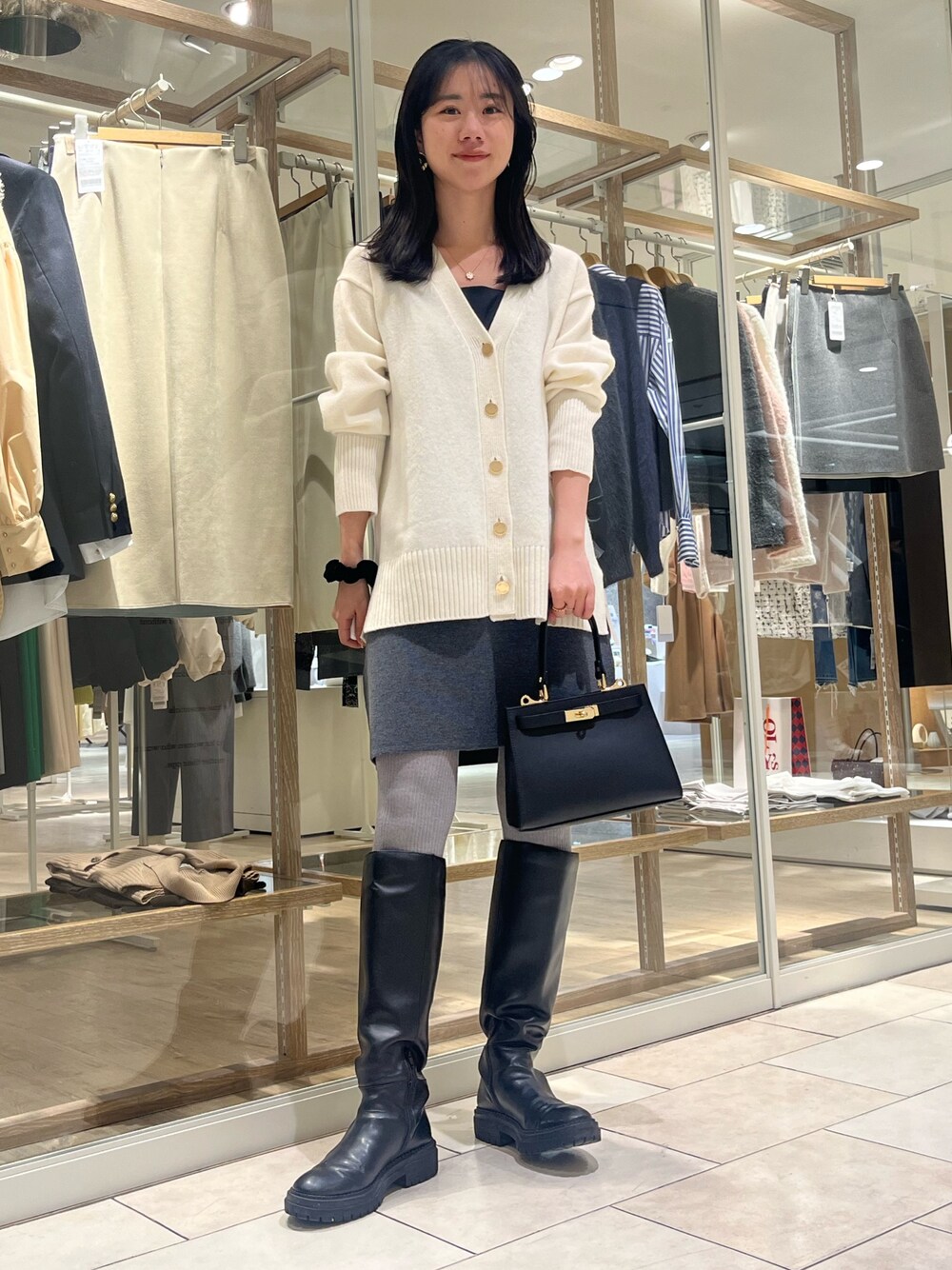 「冬コーデ、大人コーデ、オトナカワイイ、休日スタイル、クリスマスコーデ、オトナカジュアル、きれいめコーデ、スカートスタイル、高身長コーデ、大人女子、きれいめカジュアル、ミニスカート、カーディガン、ノーリーズ、高身長女子」｜「NOLLEY’Sのミラノリブミニスカート（スカート、グレー系）」を使った、RINAさん（レディース・169cm）の冬コーディネートの1枚目の写真