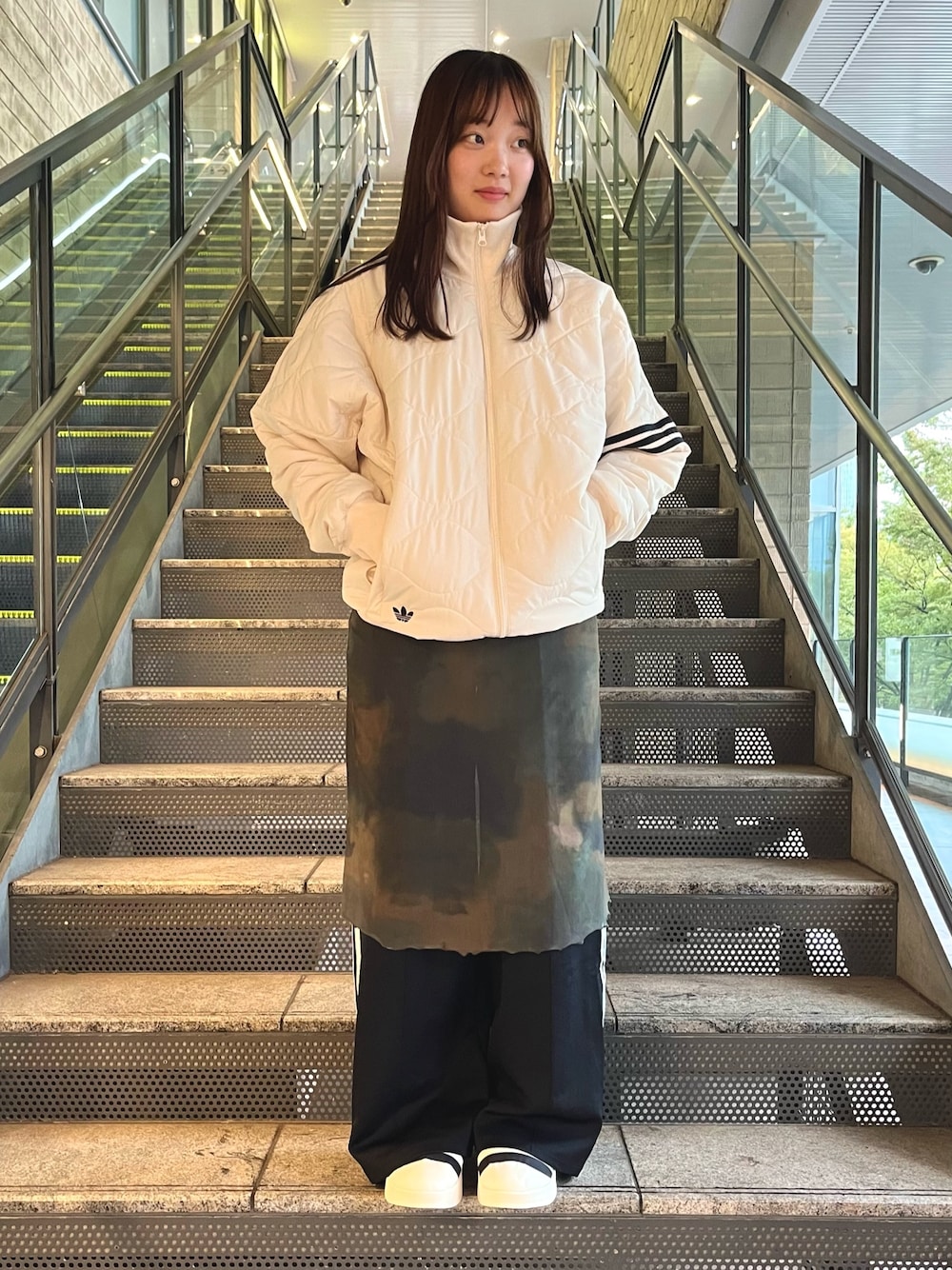 「ジャケット、アウター、adidas、アディダス、ワイドパンツ、adidas originals、アディダスオリジナルス、アディカラー、アディダスコーデ、パフィレッタ」｜「adidasのアディカラー Neuclassics ジャケット（ジャケット/アウター、ホワイト系）」を使った、KMさん（レディース・164cm）の秋コーディネートの1枚目の写真
