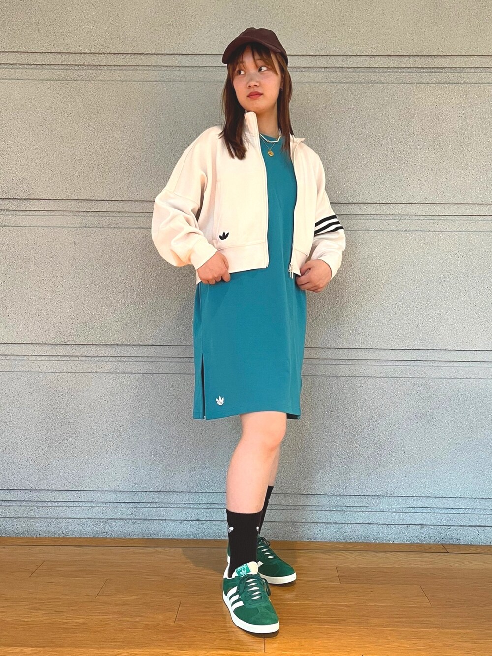 「ワンピース、キャップ、adidas、お出かけコーデ、adidas originals、トラックジャケット、夏コーデ、カラーコーデ、アディダスコーデ、ガゼル」｜「adidasのクッション トレフォイル ミッドカット クルーソックス 3足組  / アディダスオリジナルス adidas Originals（ソックス/靴下、ブラック系）」を使った、KMさん（レディース・164cm）の夏コーディネートの1枚目の写真