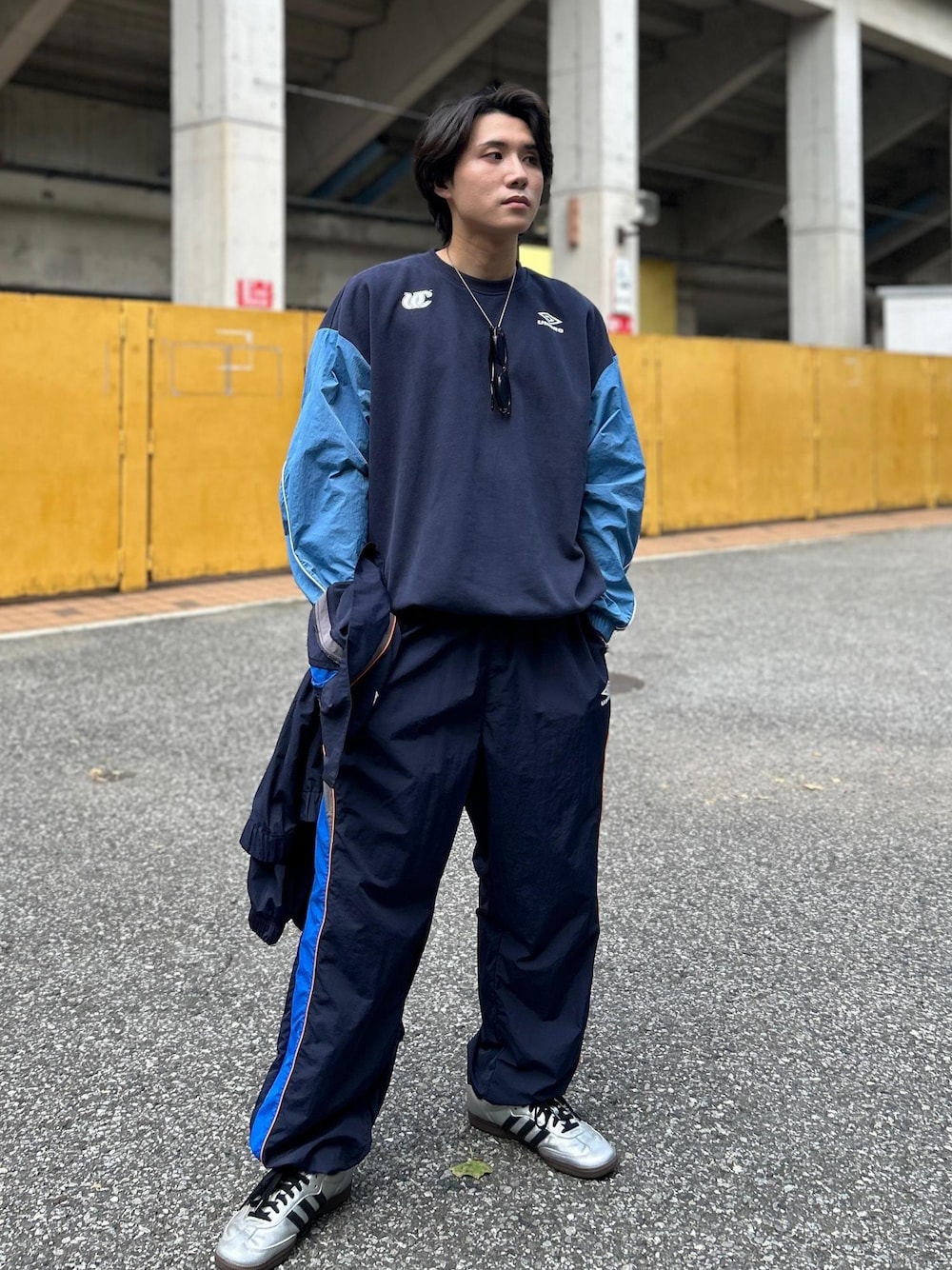「梅田サイファー、UMBRO、初秋コーデ、秋コーデ、初冬コーデ、デートコーデ、お出かけコーデ、アウトドアコーデ、フェスコーデ、ランニングコーデ、スポーツミックス、ストリート、セットアップ、シンプルコーデ、コラボアイテム」｜「UMBROの【梅田サイファー ×UMBRO×JUNRED】セットアップ対応ナイロントラックジャケット（ブルゾン、ブルー系）」を使った、しゅうしゅうさん（メンズ・173cm）の秋コーディネートの1枚目の写真