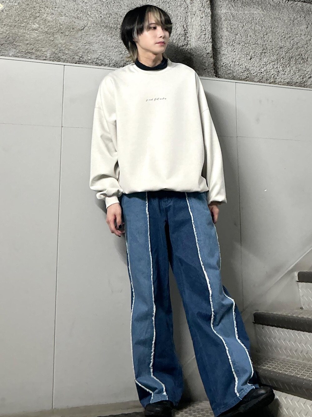 「カジュアル、きれいめ、ベージュ、ブルー、デニム、フリンジデニム、スウェット、ビックシルエット、ワンポイント、JUNRed、オープンカラー」｜「JUNREDの2ポイントダンボールプルオーバー（スウェット、ホワイト系）」を使った、しゅうしゅうさん（メンズ・173cm）の春コーディネートの1枚目の写真