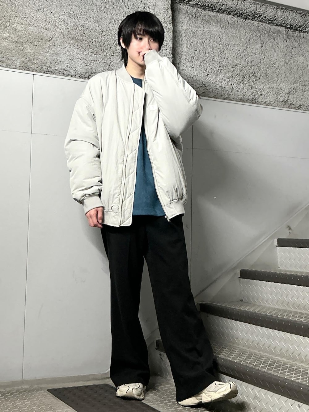 「フレアパンツ、ブルー、MA-1、ミリタリー、きれいめ、スウェード、トレンド、アウター、軽アウター、ジュンレッド、ホワイト、長袖、クルーネック、ブラック、パンツ」｜「iisyのiisy / BIG MA-1（MA-1、グレー系）」を使った、しゅうしゅうさん（メンズ・173cm）の冬コーディネートの1枚目の写真