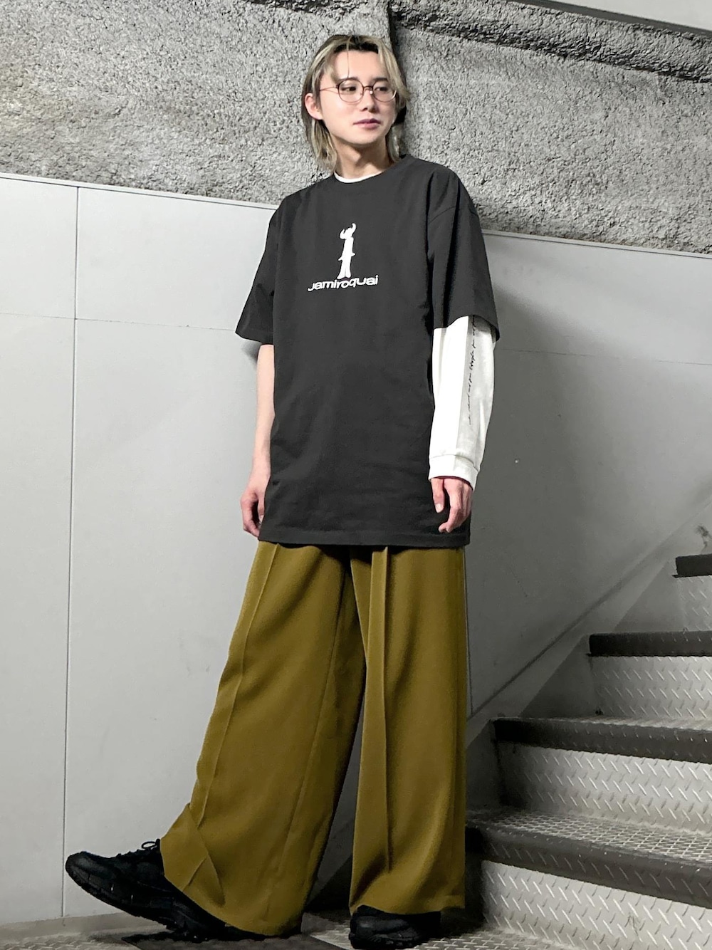 「カジュアル、バンド、バンT、チャコール、イエロー、ホワイト、ロンＴ、半袖、スラックス、古着風、学生、新学期、JUNRed、ワイドパンツ、ストリート」｜「JUNREDの2point long sleeve wide pullover / 2ポイントロングスリーブワイドプルオーバー（Tシャツ/カットソー、ホワイト系）」を使った、しゅうしゅうさん（メンズ・173cm）の春コーディネートの1枚目の写真