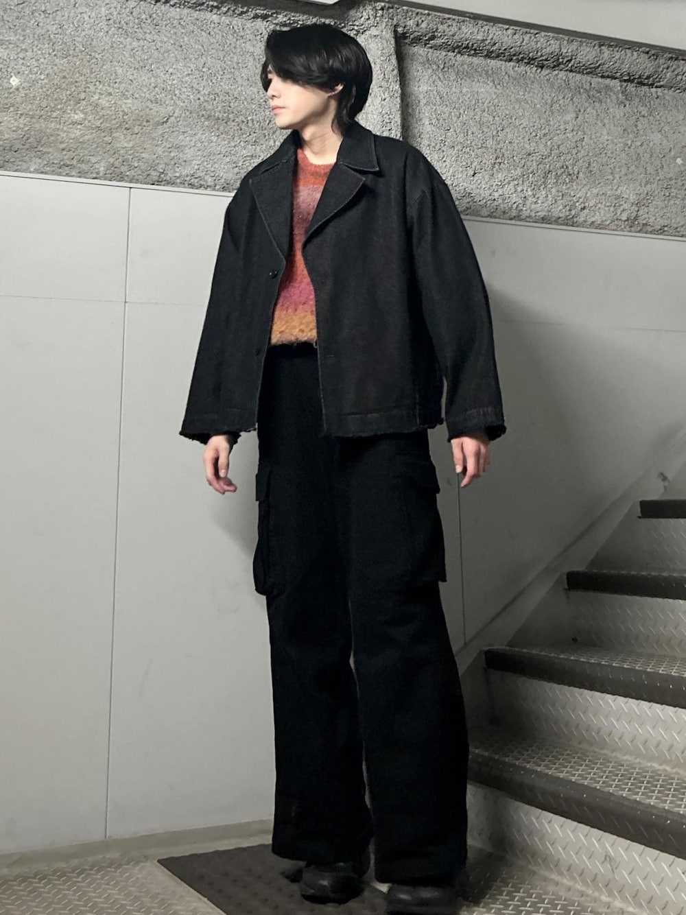 「カーゴパンツ、M47、フレアパンツ、グラデーションニット、ニット、きれいめ、デニム、ジージャン、ブラック、レッド、JUNRed、ストリート」｜「JUNREDのグラデーションニットプルオーバー（ニット/セーター、レッド系）」を使った、しゅうしゅうさん（メンズ・173cm）の冬コーディネートの1枚目の写真