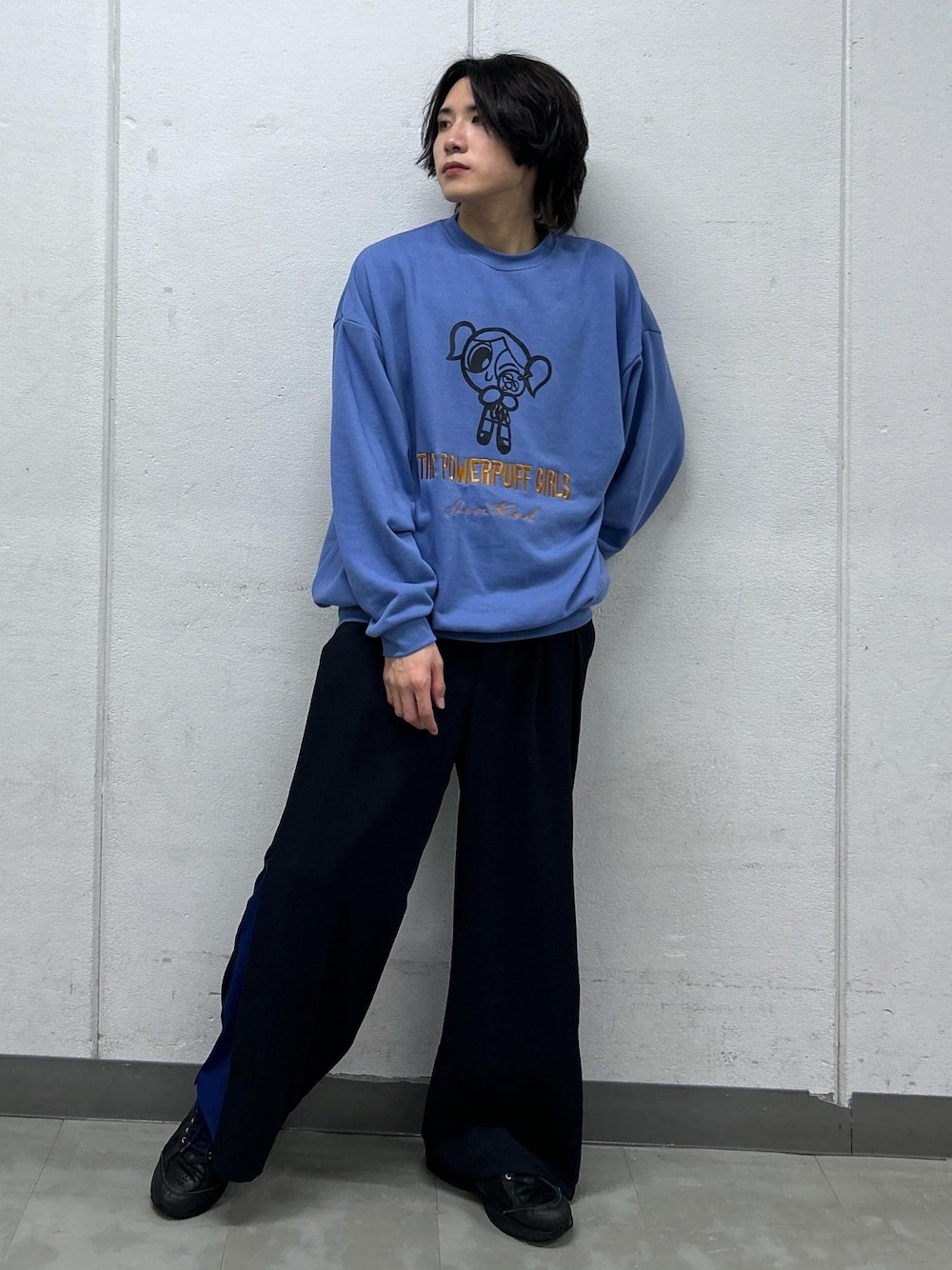 「休日コーデ、パワーパフガールズ、ペアルック、初春コーデ、春コーデ、初秋コーデ、秋コーデ、初冬コーデ、冬コーデ、デートコーデ、お出かけコーデ、旅行コーデ、フェスコーデ、推し活コーデ、スポーツミックス」｜「JUNREDの【 セットアップ対応 】ドライドレープ　サイドジップデザイン パンツ（その他パンツ、ブルー系）」を使った、しゅうしゅうさん（メンズ・173cm）の夏コーディネートの1枚目の写真
