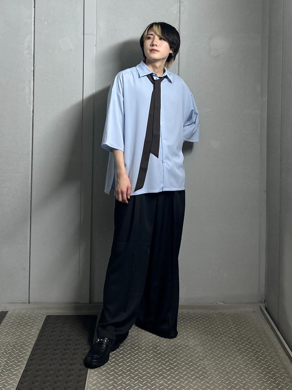 「ボウタイブラウス、ワイドパンツ、ビットローファー、休日コーデ、春コーデ、初夏コーデ、夏コーデ、デートコーデ、お出かけコーデ、フェスコーデ、韓国ファッション、モード、シンプルコーデ、きれいめコーデ、JUNRed」｜「JUNREDのコマンドソールビットローファー（ローファー、ブラック系）」を使った、しゅうしゅうさん（メンズ・173cm）の夏コーディネートの1枚目の写真