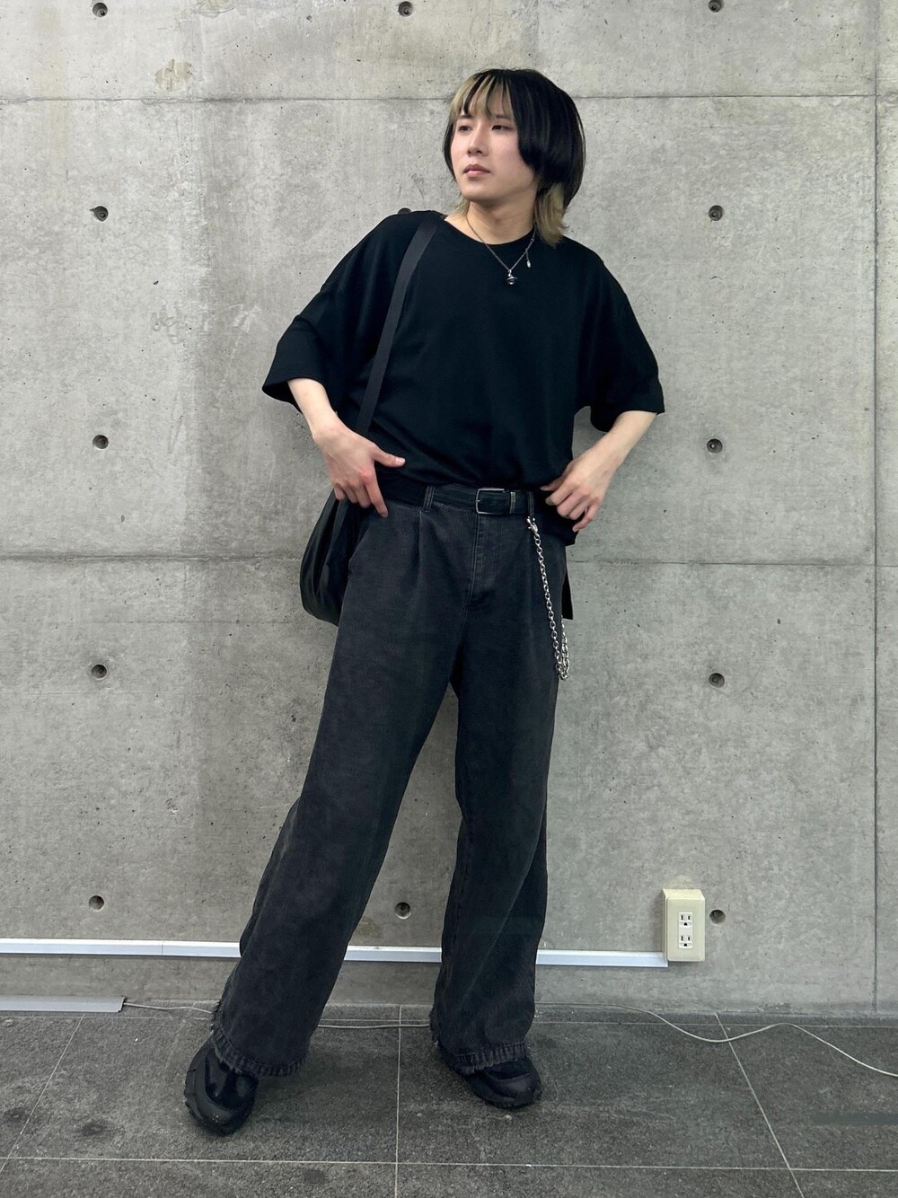 「Tシャツ、ブラックコーデ、シンプルコーデ、カジュアル、夏コーデ、デニムパンツ、JUNRed、ワイドパンツ」｜「JUNREDのヴィンテージデニムスーパーフレアパンツ（デニムパンツ、ブラック系）」を使った、しゅうしゅうさん（メンズ・173cm）の春コーディネートの1枚目の写真