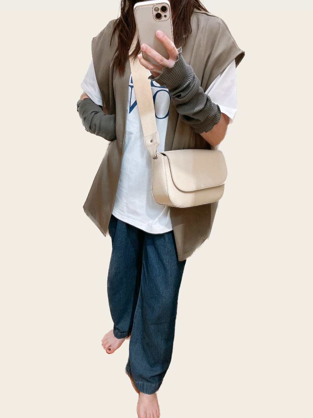 「デニム、休日スタイル、キレイめカジュアル、秋服準備はじめました、シンプルコーデ、大人コーデ、カジュアルコーデ、大人女子、夏コーデ、レイヤードスタイル、デニムコーデ、ジレ、プチプラコーデ」｜「しまむらのアイテム（デニムパンツ、ブルー系）」を使った、tomomocoさん（レディース・158cm）の夏コーディネートの1枚目の写真