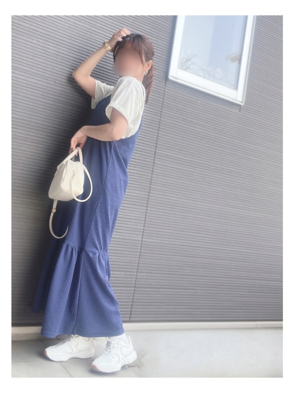 「白スニーカー、休日スタイル、春夏コーデ、カジュアル、楽チンコーデ、おしゃれさんと繋がりたい、レイヤードスタイル、大人女子、プチプラコーデ、スニーカー、きれいめカジュアル、キャミワンピ、Tシャツ、みんなの白Tフェス」｜「しまむらのアイテム（トートバッグ、ホワイト系）」を使った、tomomocoさん（レディース・158cm）の春コーディネートの1枚目の写真