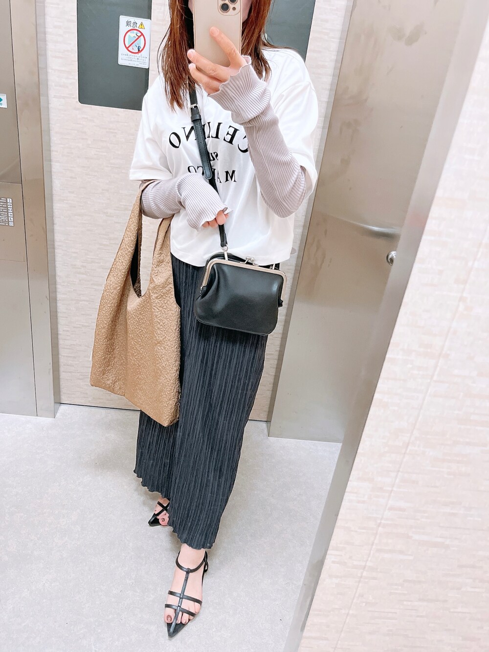 「みんなの白Tフェス、夏コーデ、シンプルコーデ、オトナ女子、大人かわいい、Tシャツ、サンダル、カジュアル、ラフ、黒、ナロースカート、ミニバッグ」｜「しまむらのアイテム（サンダル、ブラック系）」を使った、tomomocoさん（レディース・158cm）の夏コーディネートの1枚目の写真