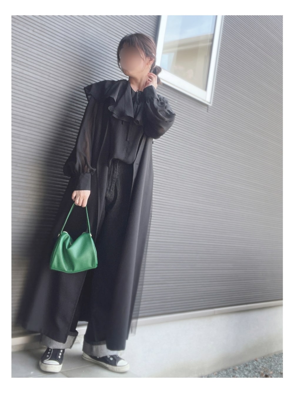 「シャツスタイル、休日コーデ、大人カジュアル、シンプルコーデ、今日のコーデ、ブラック、レイヤードスタイル、ブラックコーデ、デニムコーデ、プチプラ、ジレ、グリーン」｜「しまむらのアイテム（トートバッグ、グリーン系）」を使った、tomomocoさん（レディース・158cm）の春コーディネートの1枚目の写真