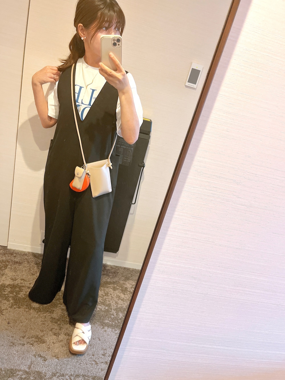 「プチプラ、みんなの白Tフェス、夏コーデ、パンツスタイル、キレイめカジュアル、リラックススタイル、休日スタイル、大人コーデ、サンダル、プチプラコーデ、サロペット、おでかけコーデ」｜「しまむらのアイテム（Tシャツ/カットソー、ホワイト系）」を使った、tomomocoさん（レディース・158cm）の夏コーディネートの1枚目の写真