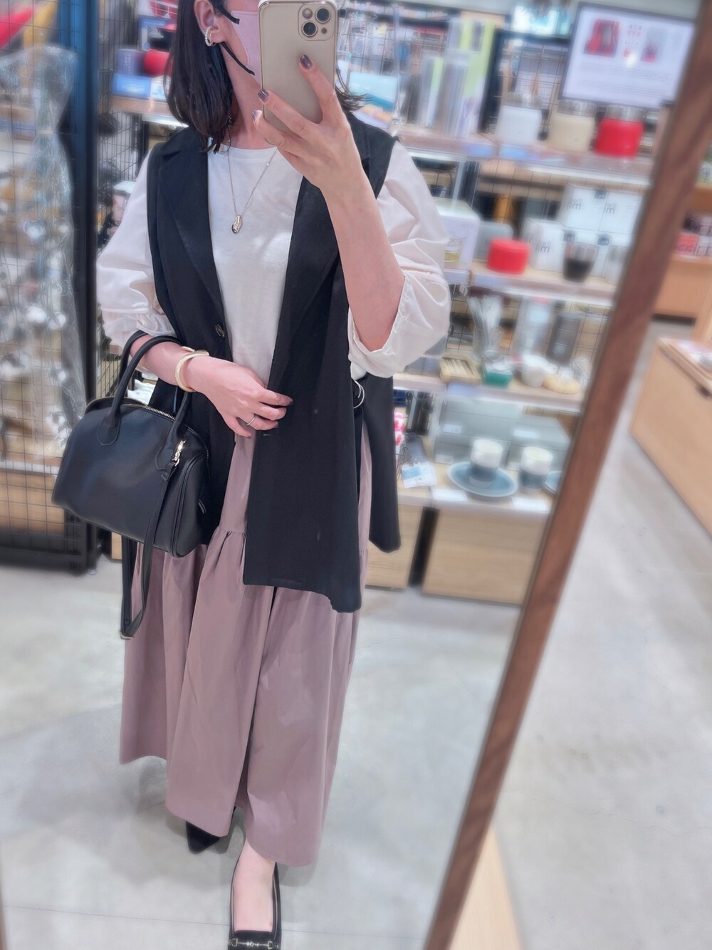 「ベスト、秋服コーデ、オトナ女子、シンプルコーデ、オトナカジュアル、カジュアルコーデ、ootd、お洒落さんとつながりたい、お出かけコーデ、大人女子、ジレ、秋服まるっと大公開」｜「しまむらのアイテム（トートバッグ、ブラック系）」を使った、tomomocoさん（レディース・158cm）の秋コーディネートの1枚目の写真