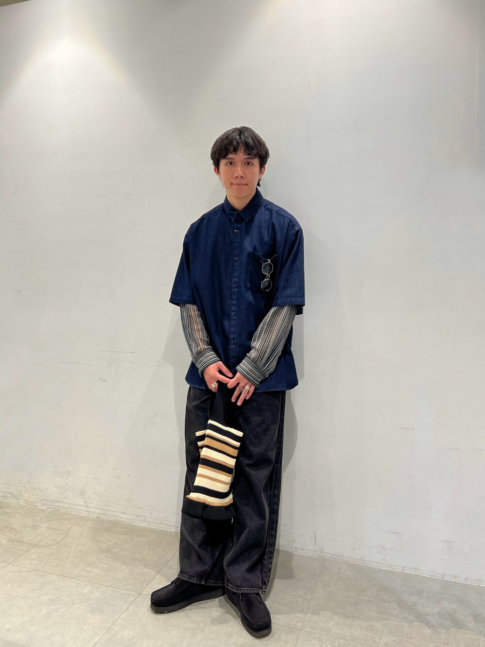 ブルー系のシャツ/ブラウス、その他のカーディガン/ボレロを着用したメンズの秋コーディネートの1枚目の写真