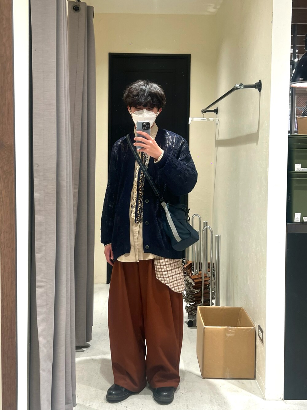「niko and ...、キャンパストートバック、重ね着、Dr.Martens、plain-me、Polo Ralph Lauren、ワイドパンツ」｜「plain-meのアイテム（ドラムバッグ、ブルー系）」を使った、chenrayyさん（メンズ・181cm）の春コーディネートの1枚目の写真