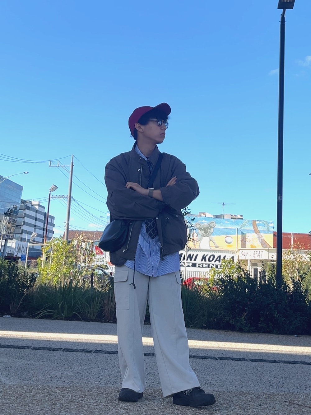 「GUのカーゴワイドパンツ(丈標準70.0～74.0cm)（カーゴパンツ、ベージュ系）」を使った、O c h i さん（メンズ・167cm）の春コーディネートの1枚目の写真