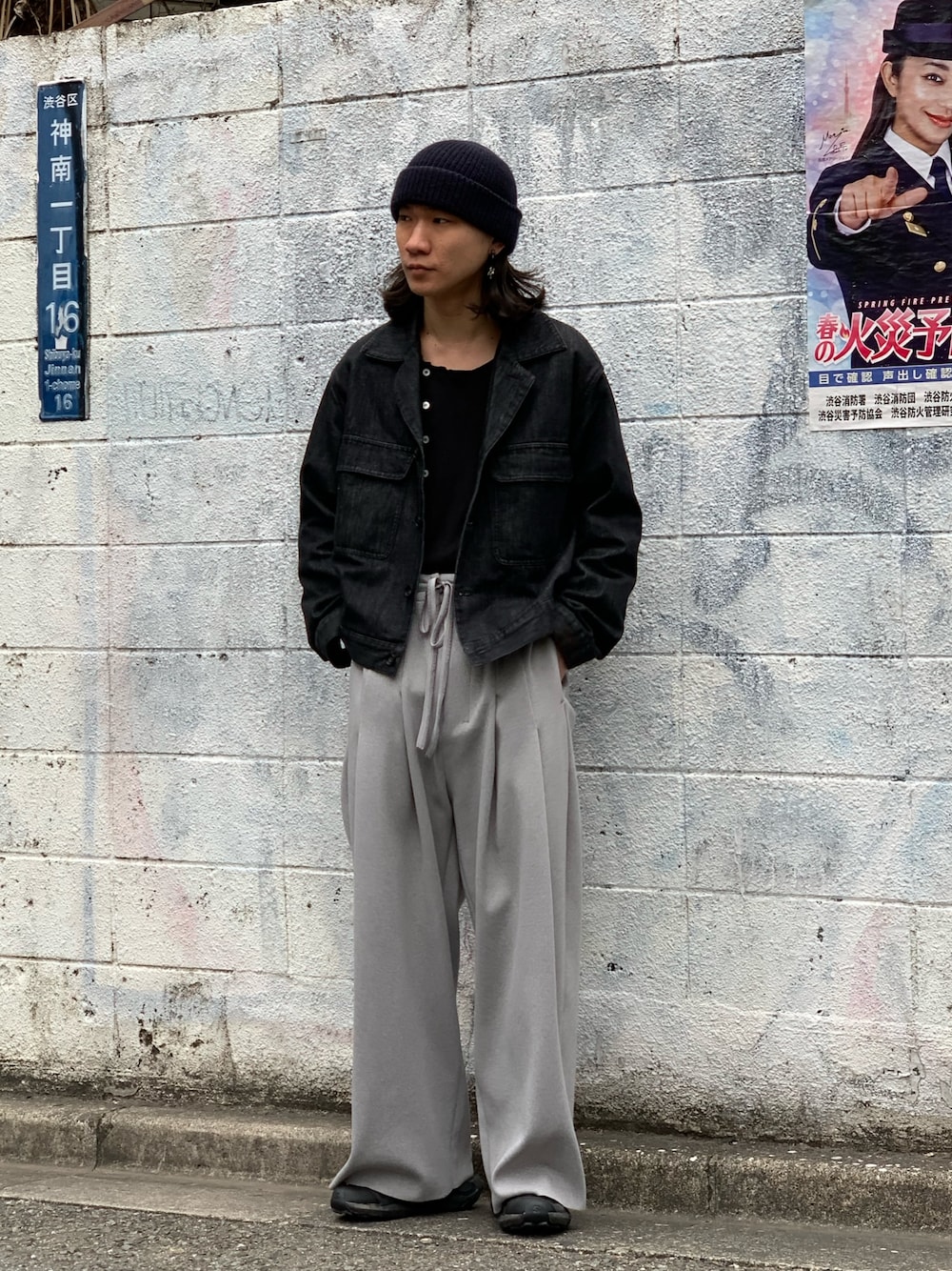 「ジャケット、春服コーデ、お出かけコーデ、休日スタイル、モノトーンコーデ、大人コーデ、今日のコーデ、スニーカーコーデ、デニムジャケット、アメカジコーデ、デニムコーデ、アメカジ、シンプル、はるコーデ、お洒落さんとつながりたい」｜「ToironierのToironier/トワロニエ/Denim G-Jacket（デニムジャケット、ブラック系）」を使った、中原大地【吾亦紅】さん（メンズ・172cm）の春コーディネートの1枚目の写真